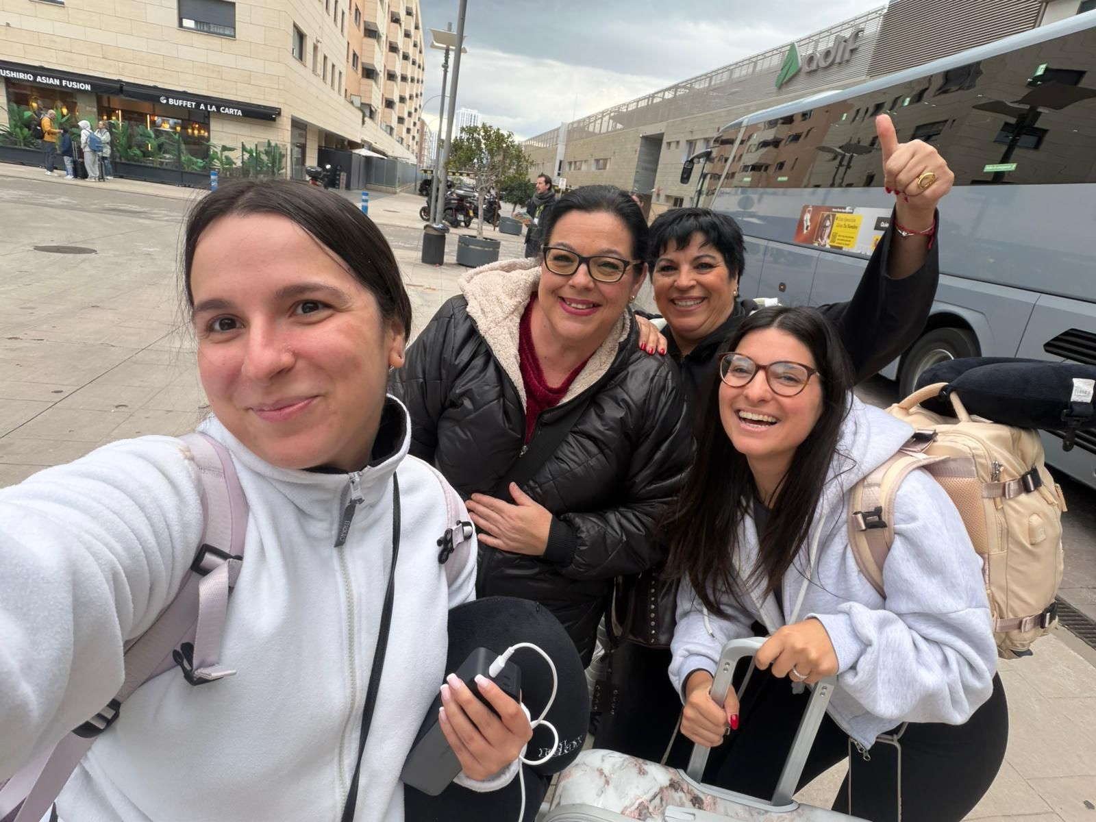 Marina, Elena y su madre son recibidas por una familiar a su llegada a Málaga este martes.