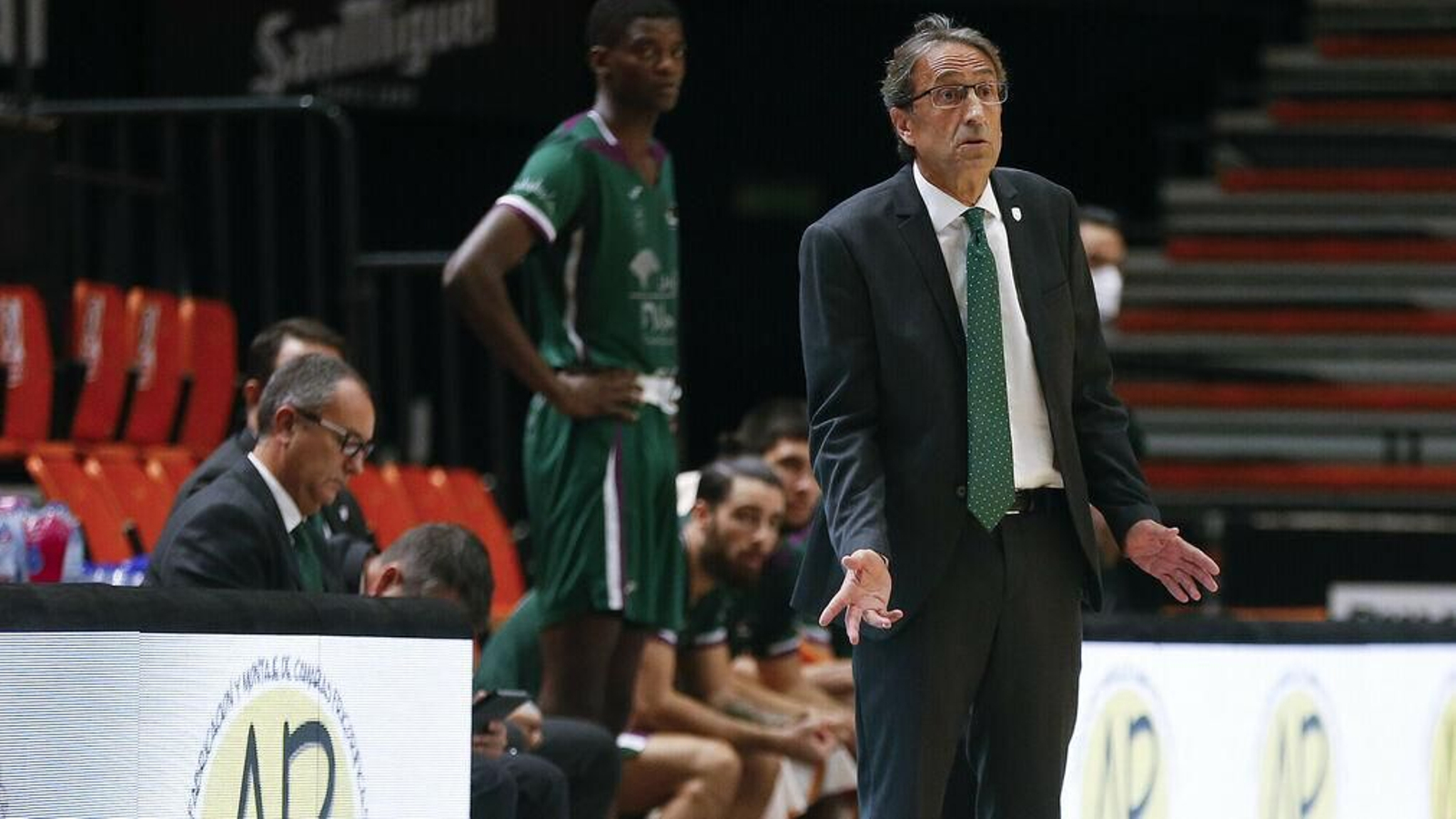 Luis Casimiro da instrucciones a su equipo durante el choque contra el Valencia.