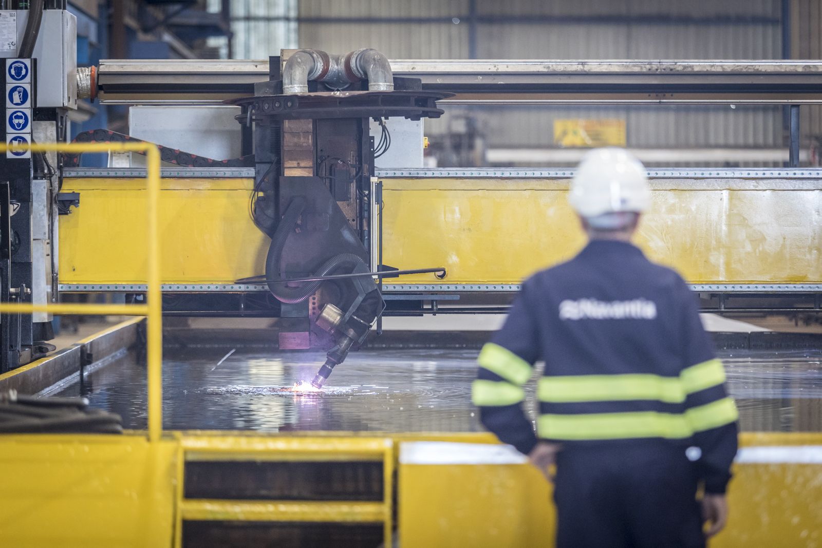 Una trabajador de los astilleros durante un corte de chapa