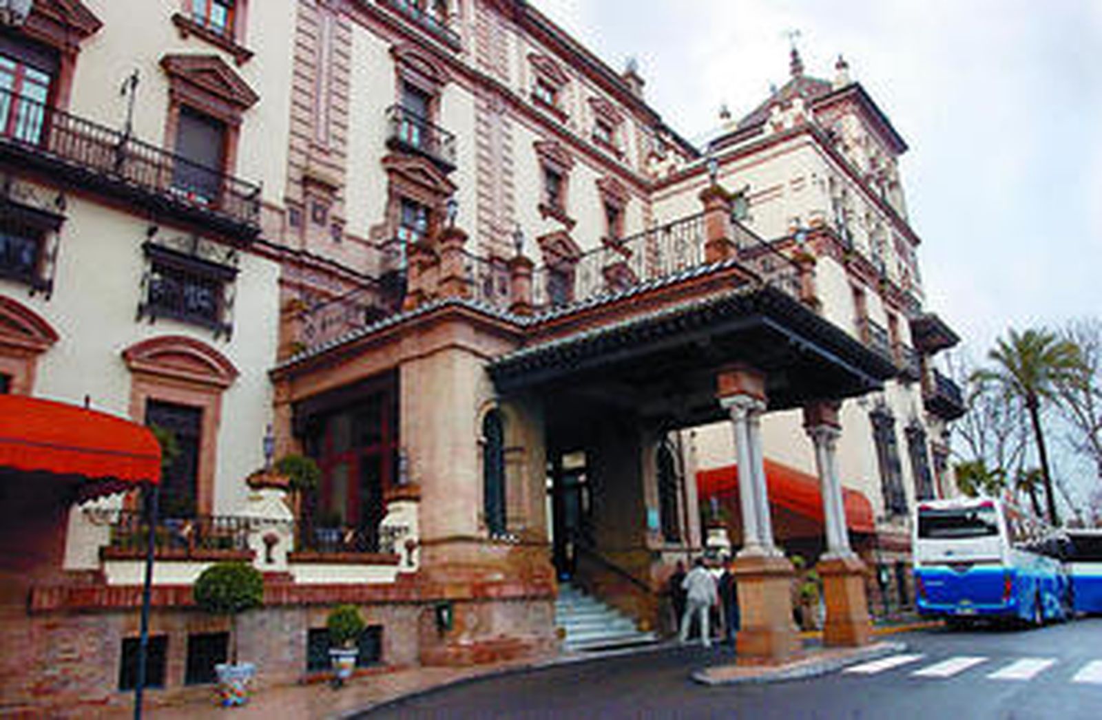 Entrada principal al Alfonso XIII.