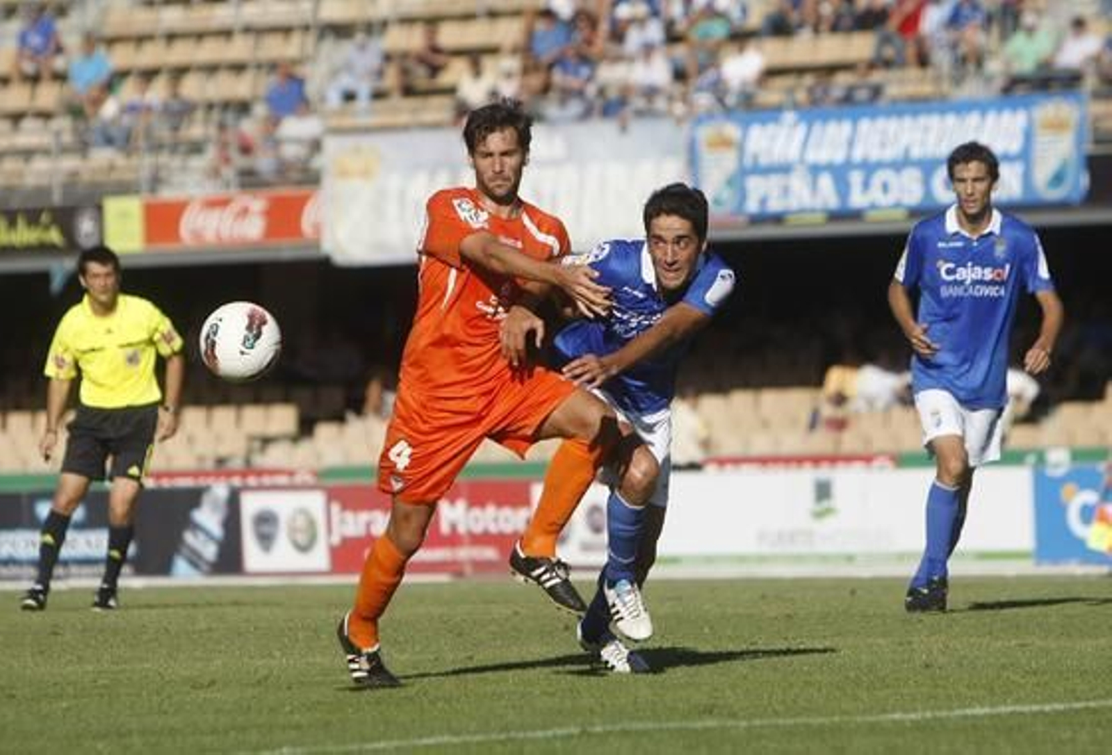Íñigo Vélez intenta un remate en el partido de ayer, mientras David Fernández le marca de cerca.

Foto: Juan Carlos Toro