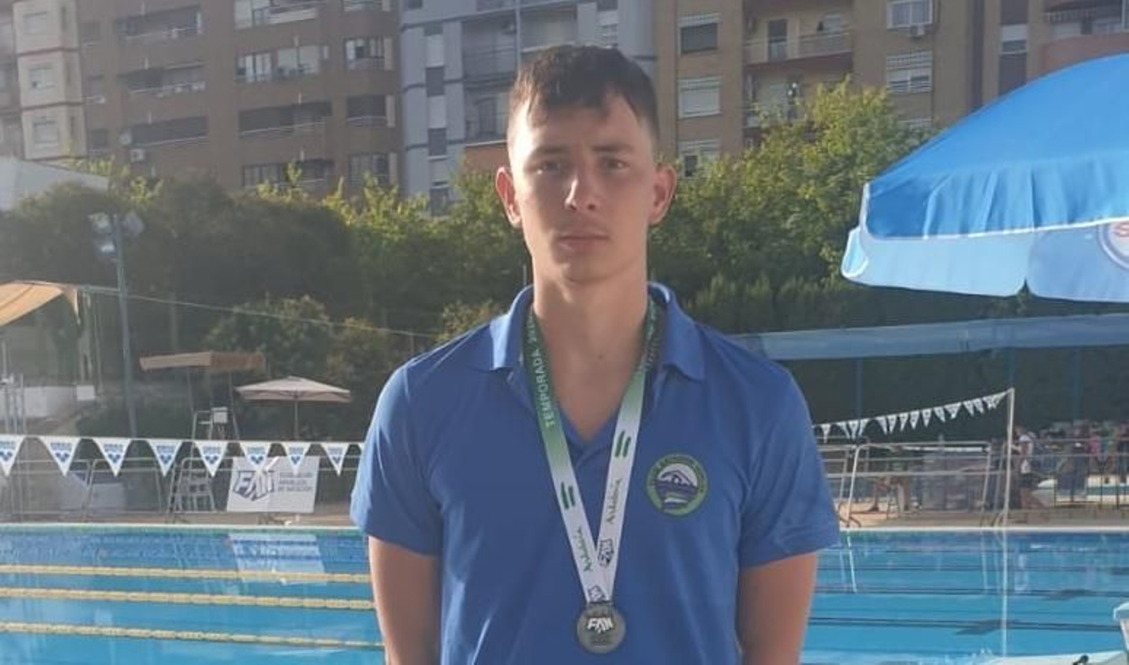 Sergio Figueroa posa con su medalla de plata.