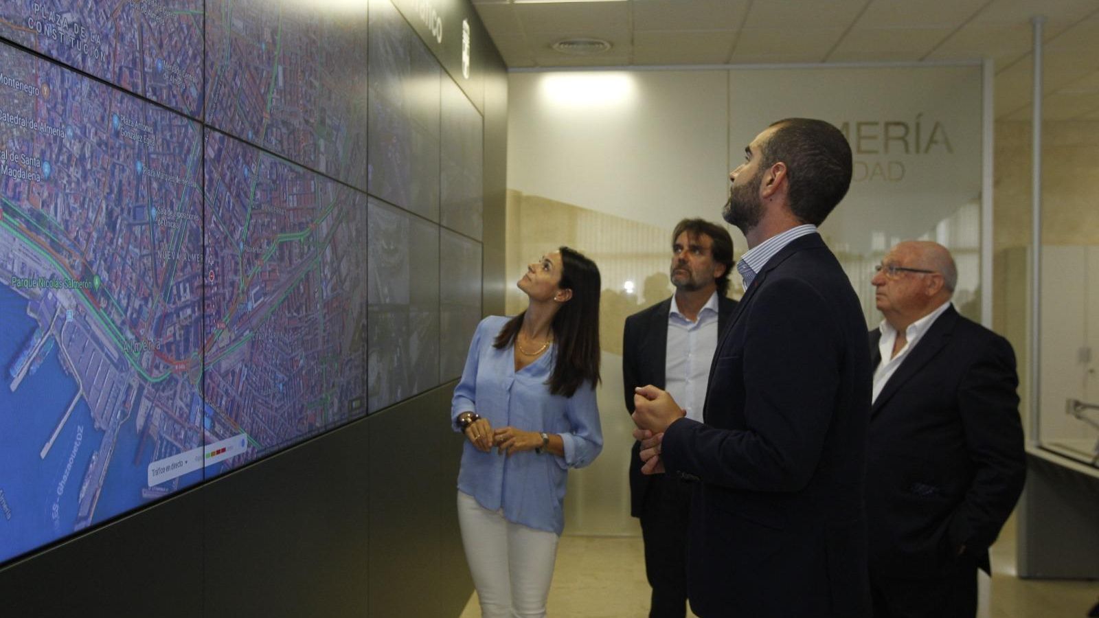 La concejal de Movilidad, María del Mar García Lorca, en la Sala de Control de Tráfico de Almería
