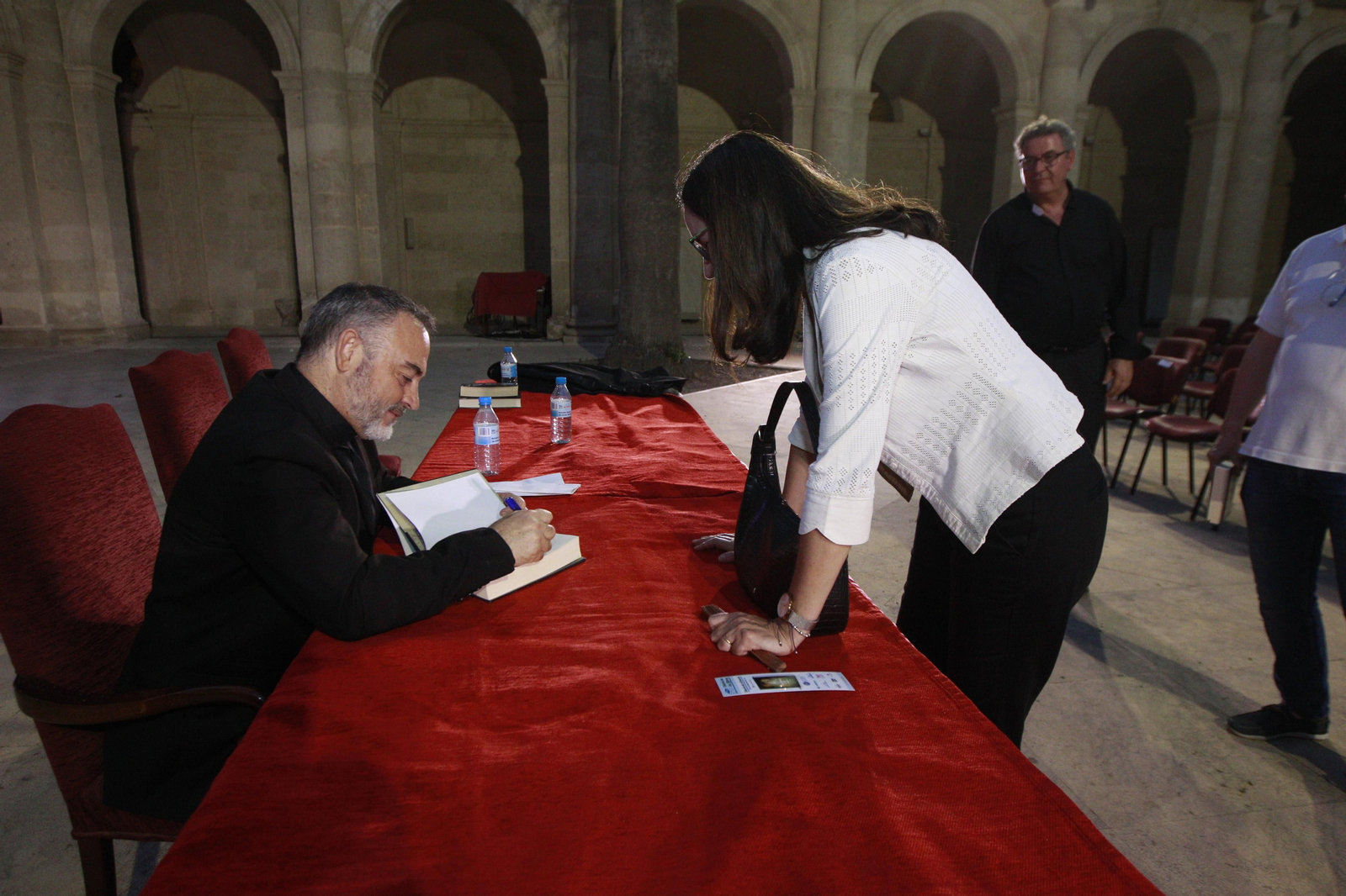 El escritor Jesús Sánchez Adalid, protagonista de Diario de los Libros, en la Catedral de Almería
