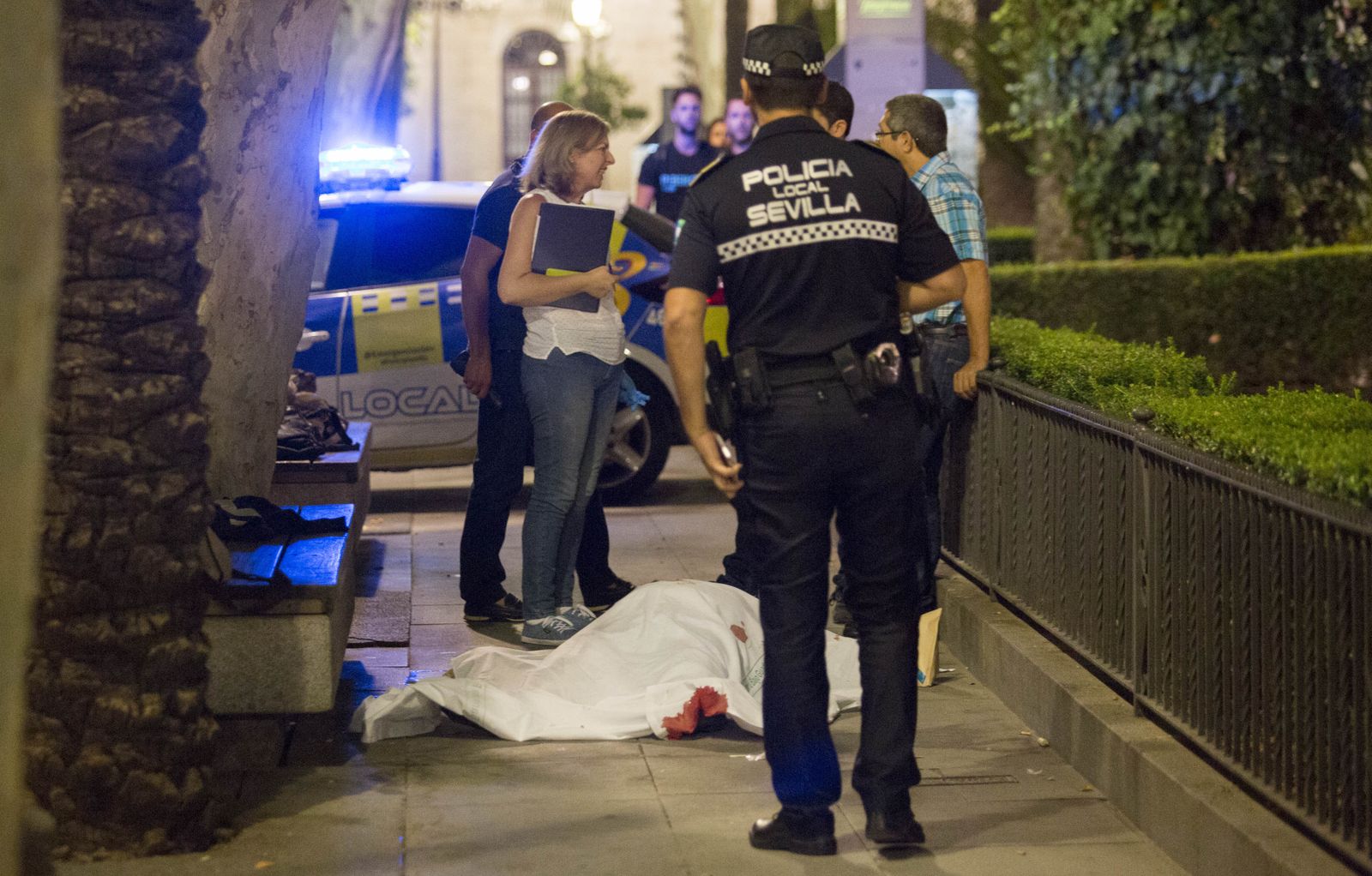 Un momento del levantamiento del cádáver, en la Plaza Nueva.