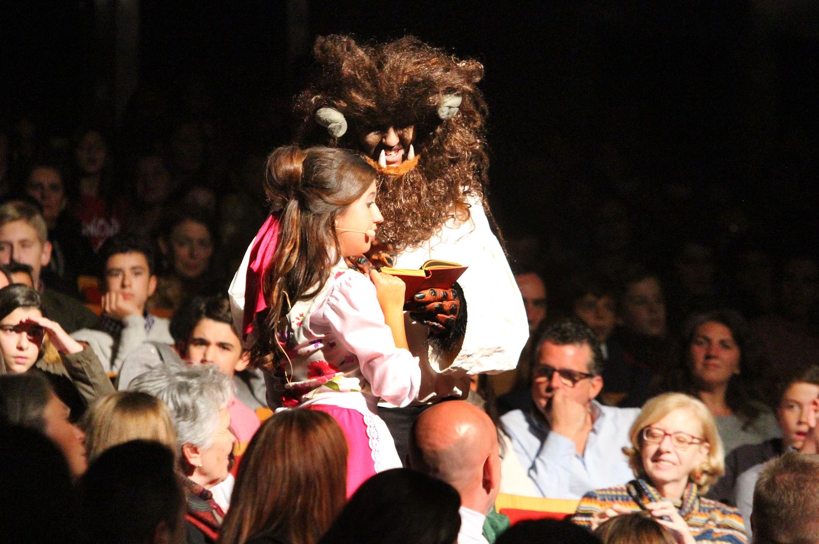 Imágenes de la representación 'El Ala Oeste' basado en la película de Disney 'La Bella y la Bestia'.