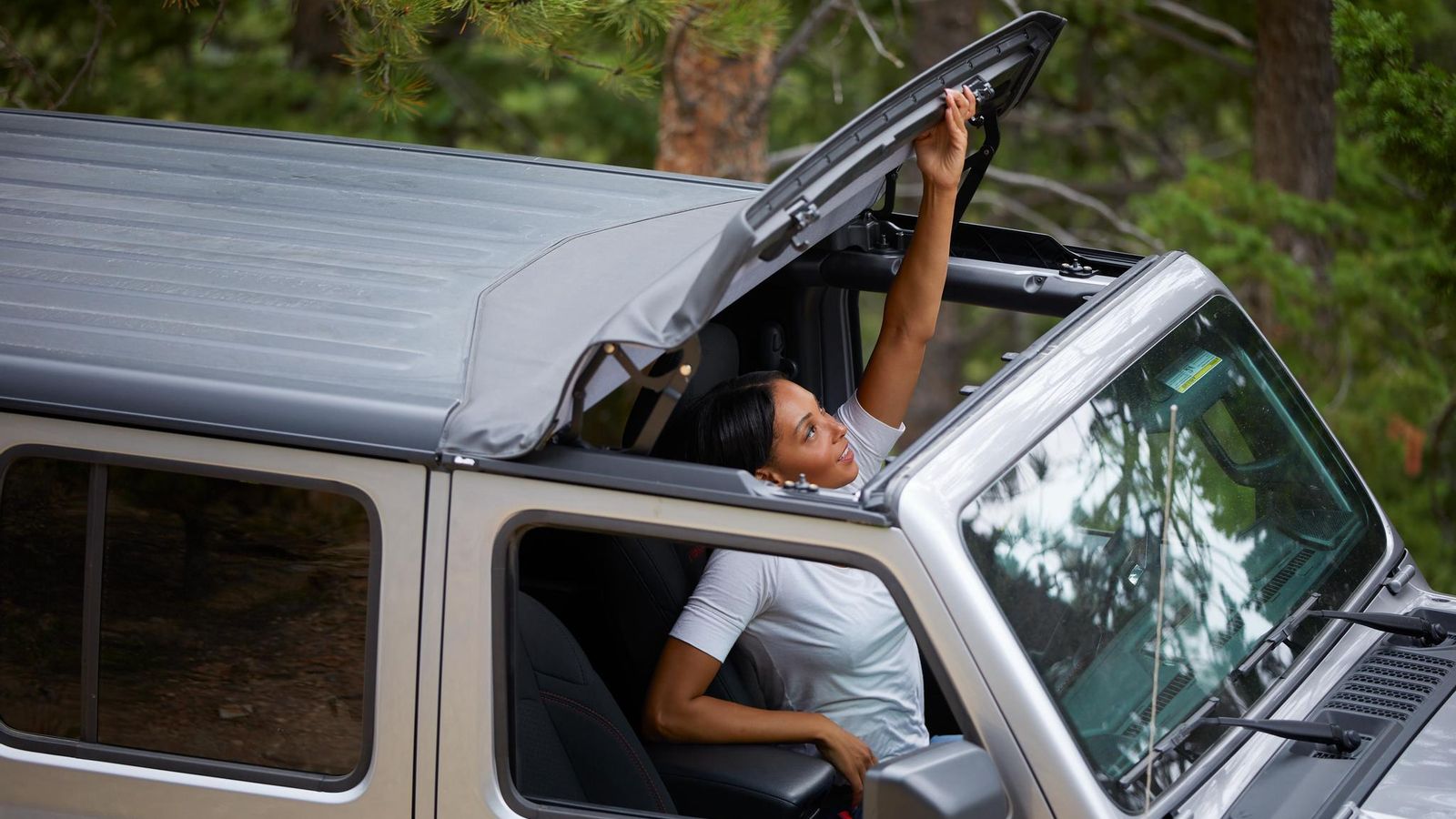 El techo Sunrider Flip Top está entre las novedades que incorpora el Wrangler de cara a 2022.