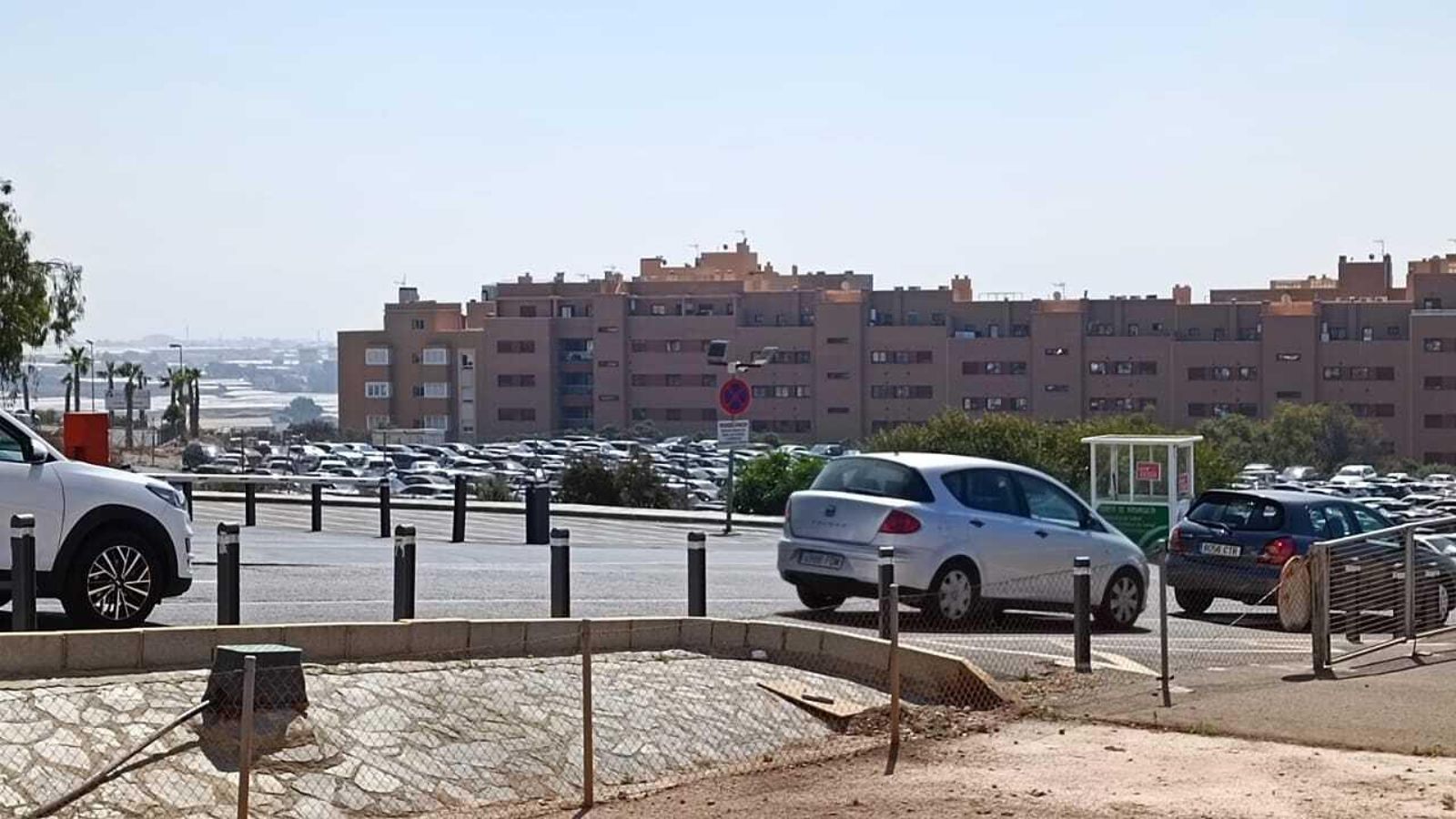 Acceso a la zona habilitada como estacionamiento, de tierra y piedras, propiedad municipal que tiene cedida la Universidad de Almería para construir la futura Facultad de Medicina de Almería