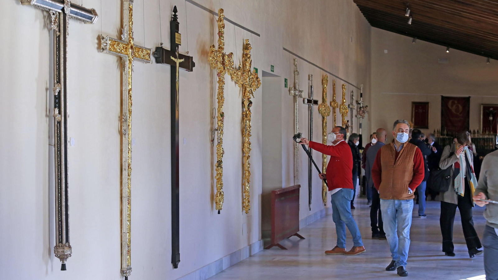 Imágenes de la magna exposición de las cofradías en Los Claustros