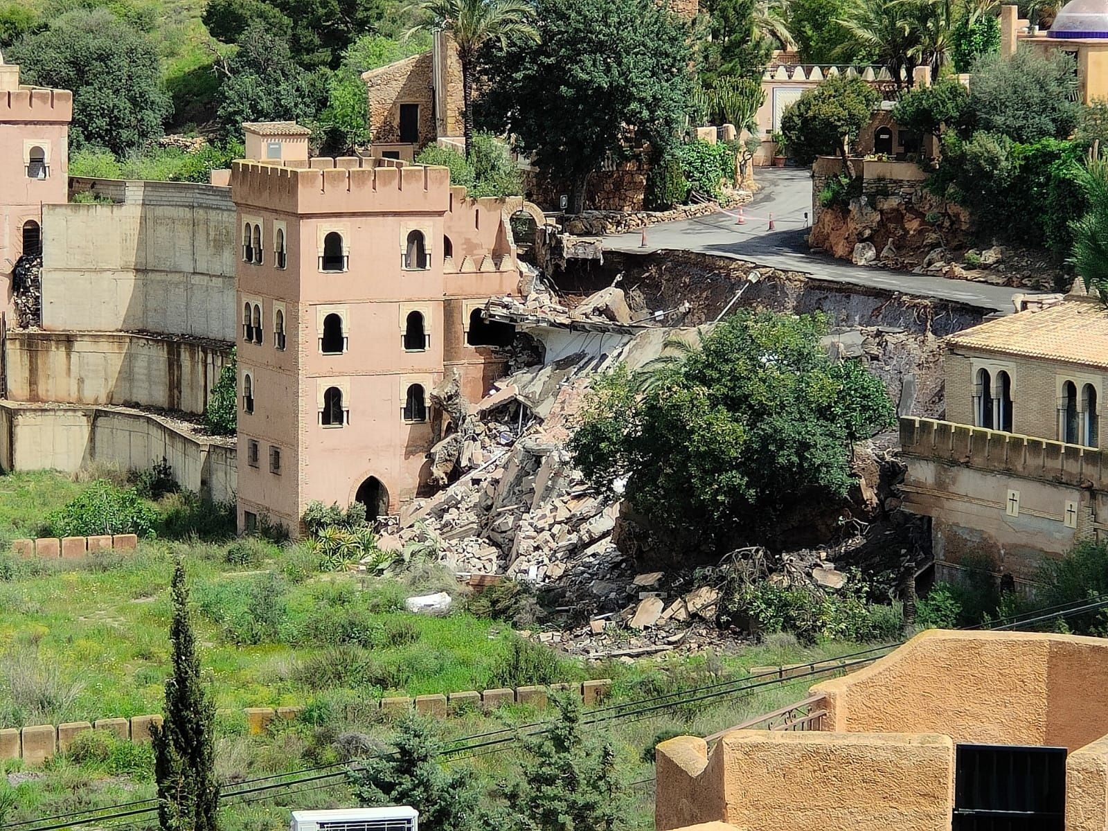El derrumbe de un mirador en la sierra de Turre, en imágenes