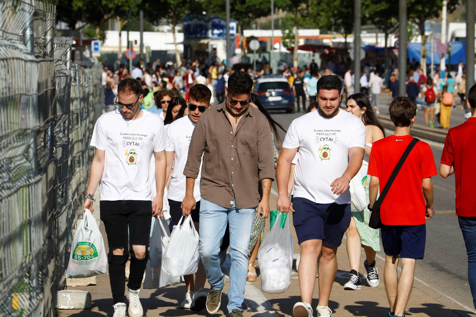 El clásico botellón del Miércoles de la Feria de Córdoba, en imágenes