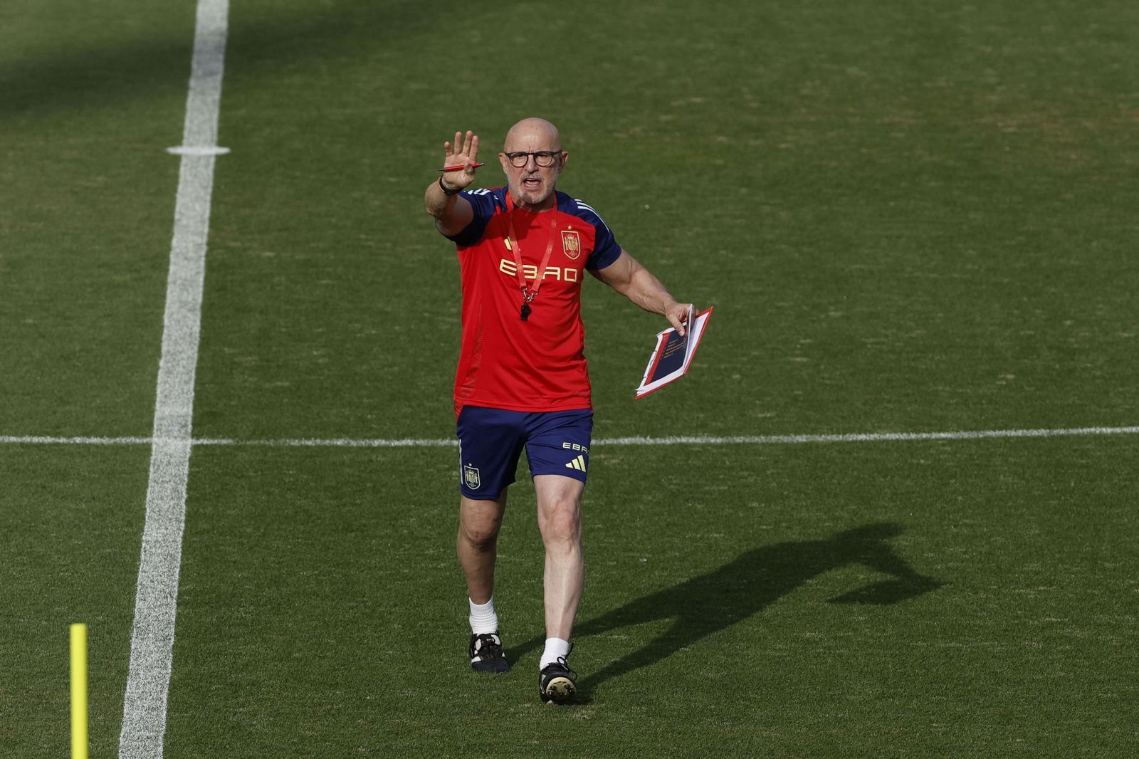 Dean Huijsen sonríe con España mientras espera a Isco