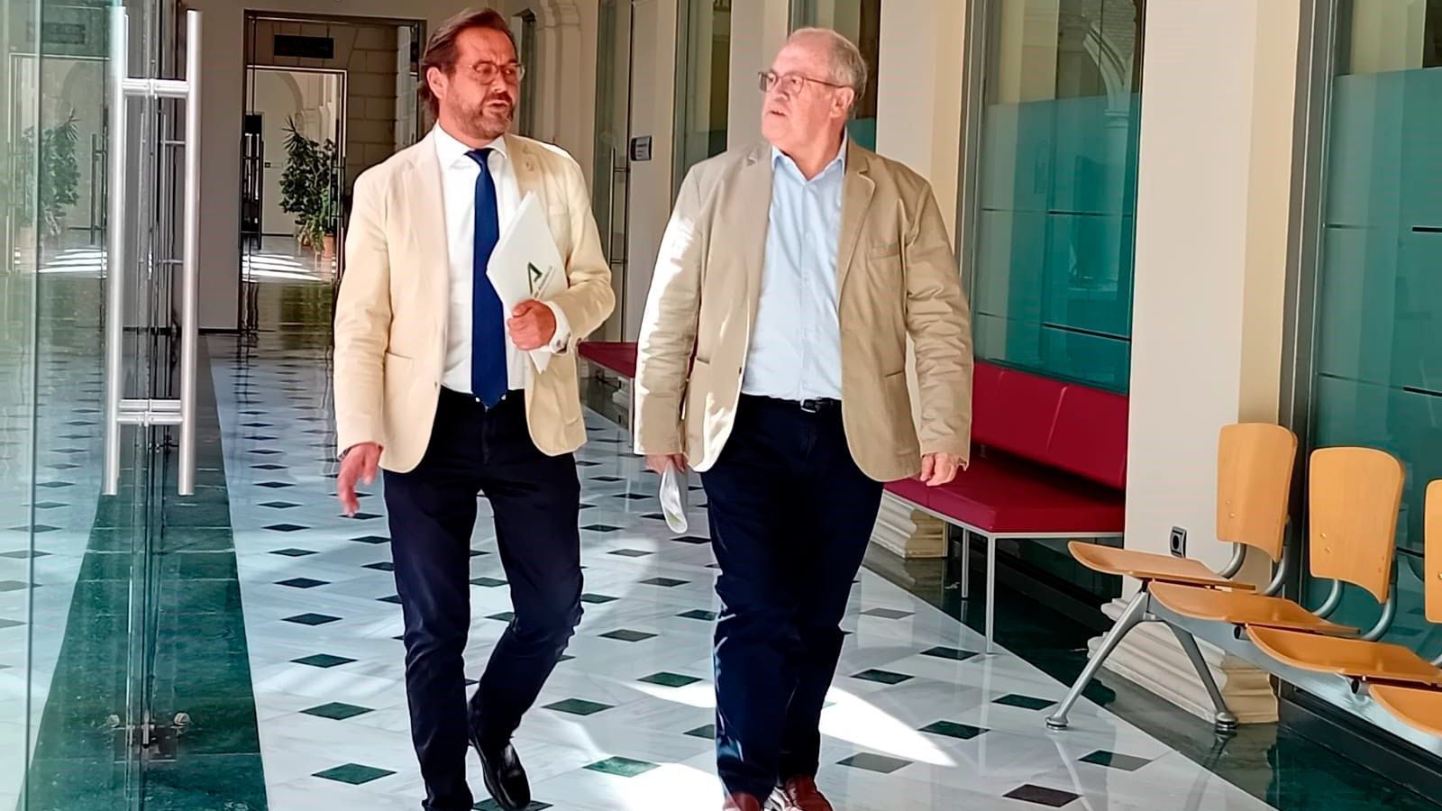 El delegado del Gobierno andaluz en Granada, Antonio Granados, y el delegado de Fomento, Ordenación del Territorio y Vivienda, Antonio  Ayllón .