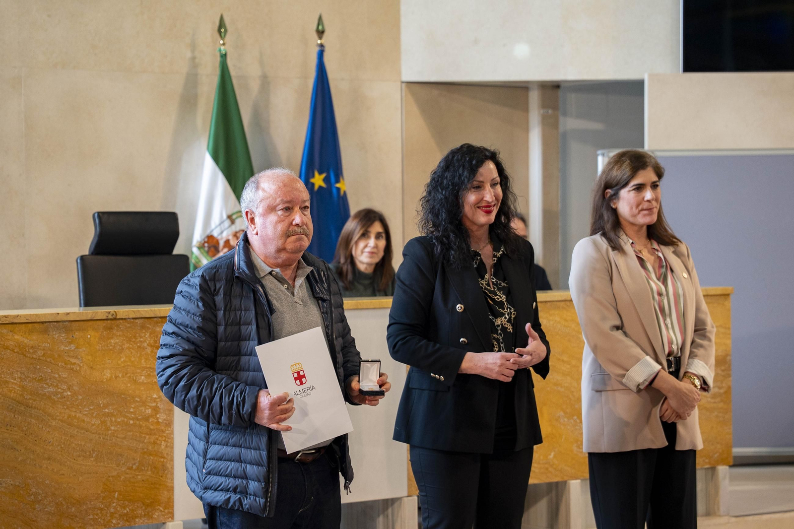 Almería rinde homenaje a su personal municipal con la imposición de los Escudos de Oro