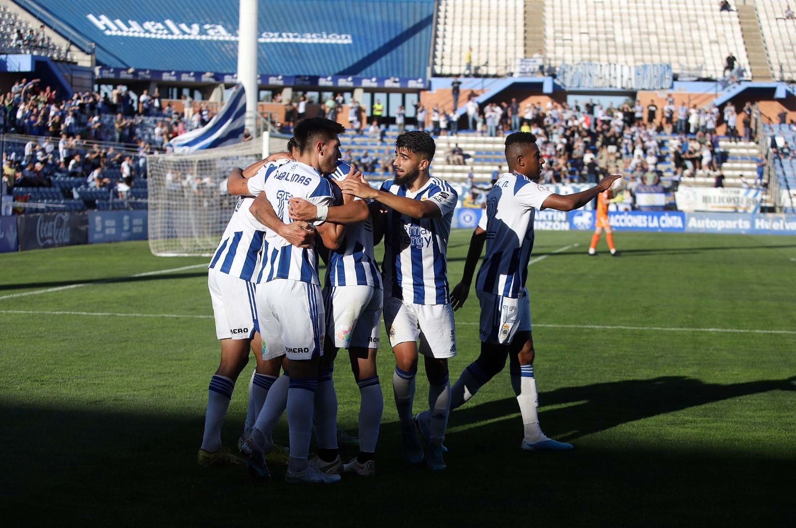 Los jugadores del Recre se funden en un abrazo tras el primer gol.