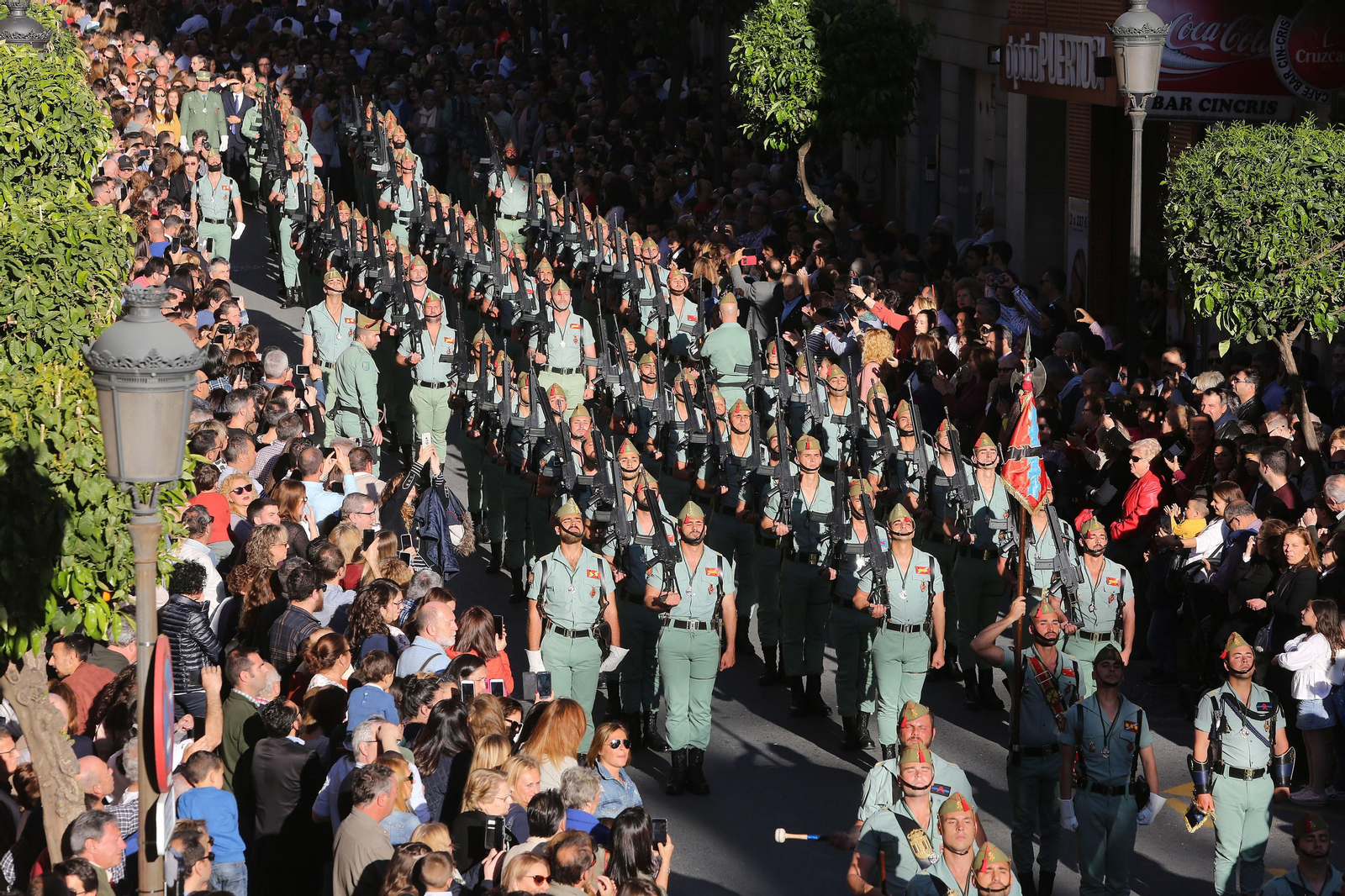 Ambiente  para recibir a la Legión en las calles de Huelva