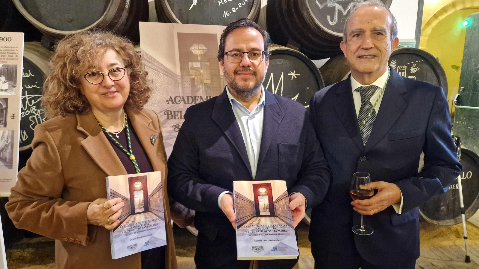 El presidente y la vicepresidenta de la entidad, con el concejal de Cultura.