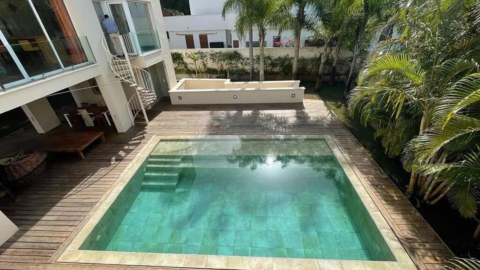 Una de las piscinas con las que cuenta la vivienda