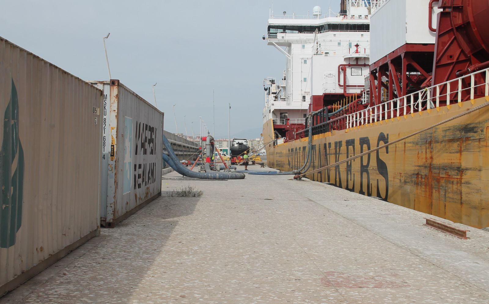 Descarga de aceite asiático usado este pasado domingo en el muelle número nueve.