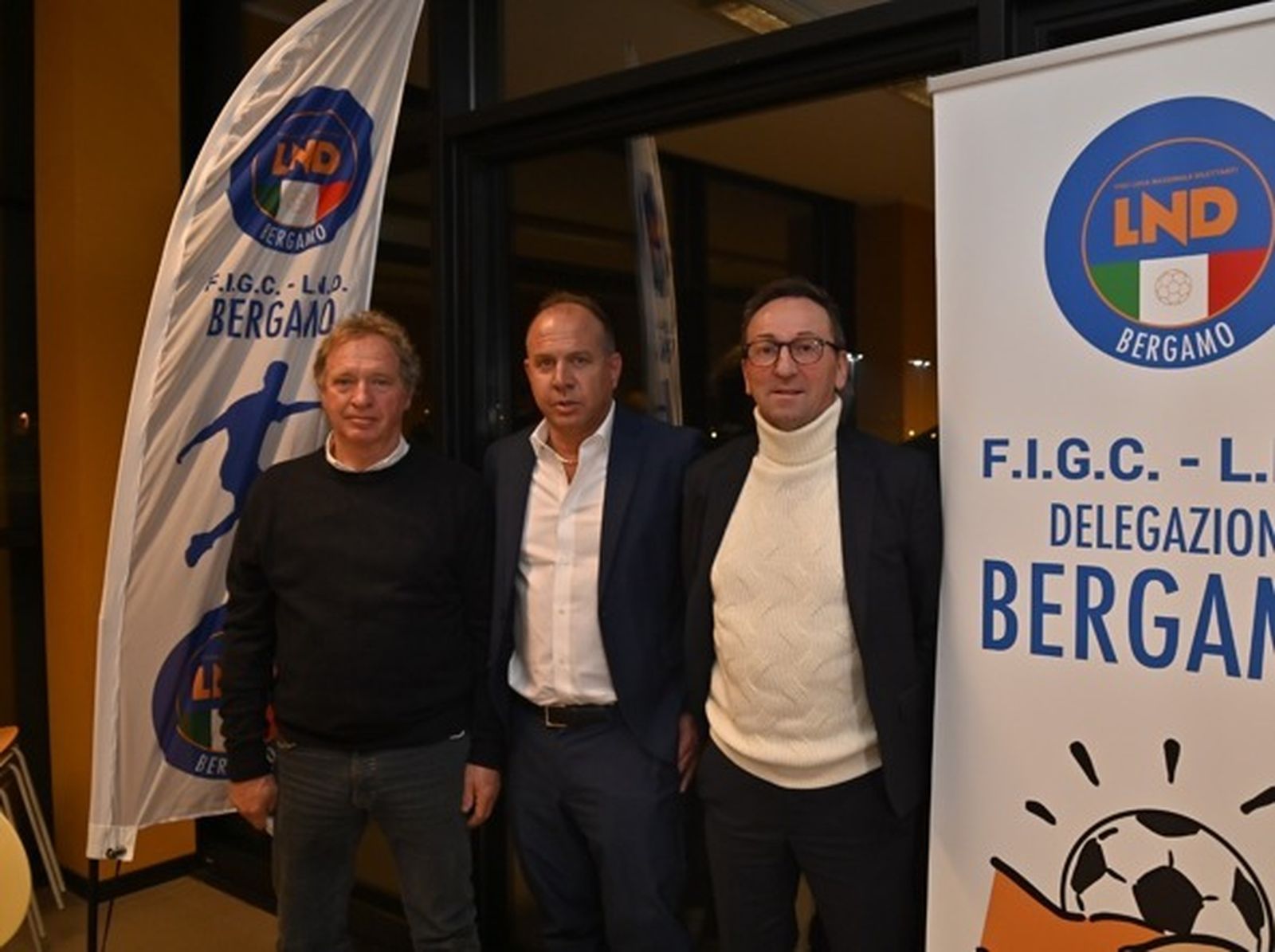 Nicola Radici, en el centro, durante su presentación en Bérgamo