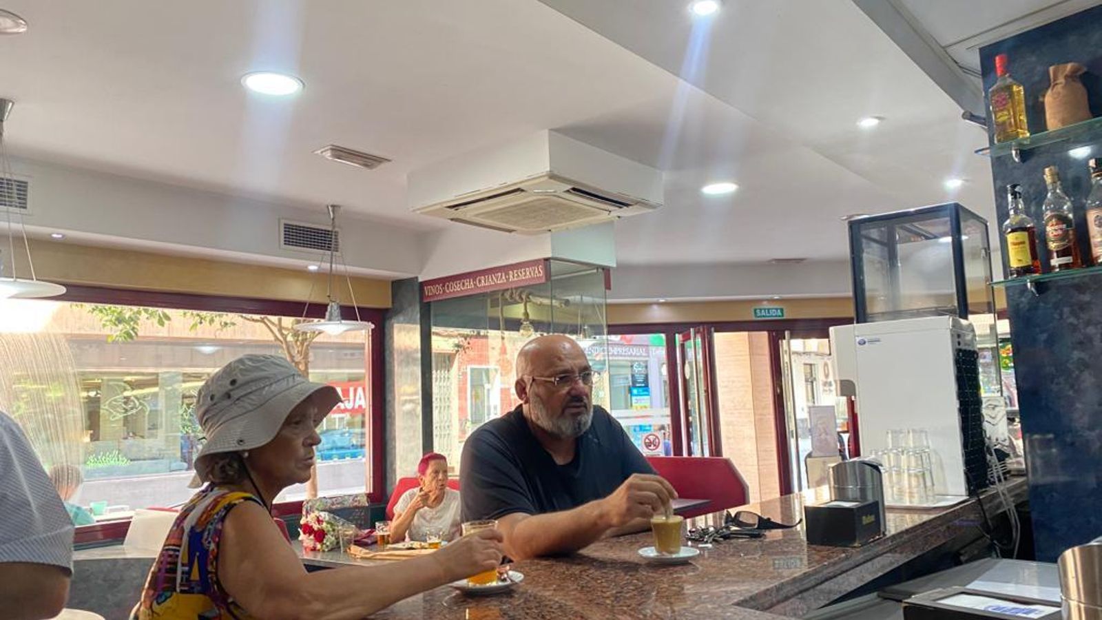 Clientes desayunando en el Café Bar Ayala