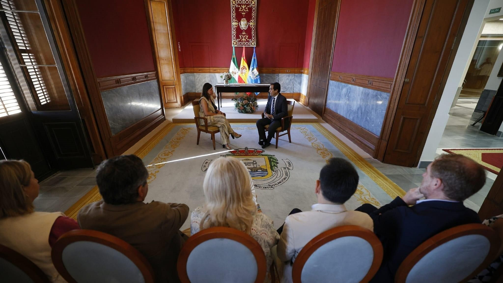 La alcaldesa de San Fernando, Patricia Cavada, y el consejero de Justicia, José Antonio Nieto, en el Ayuntamiento isleño.