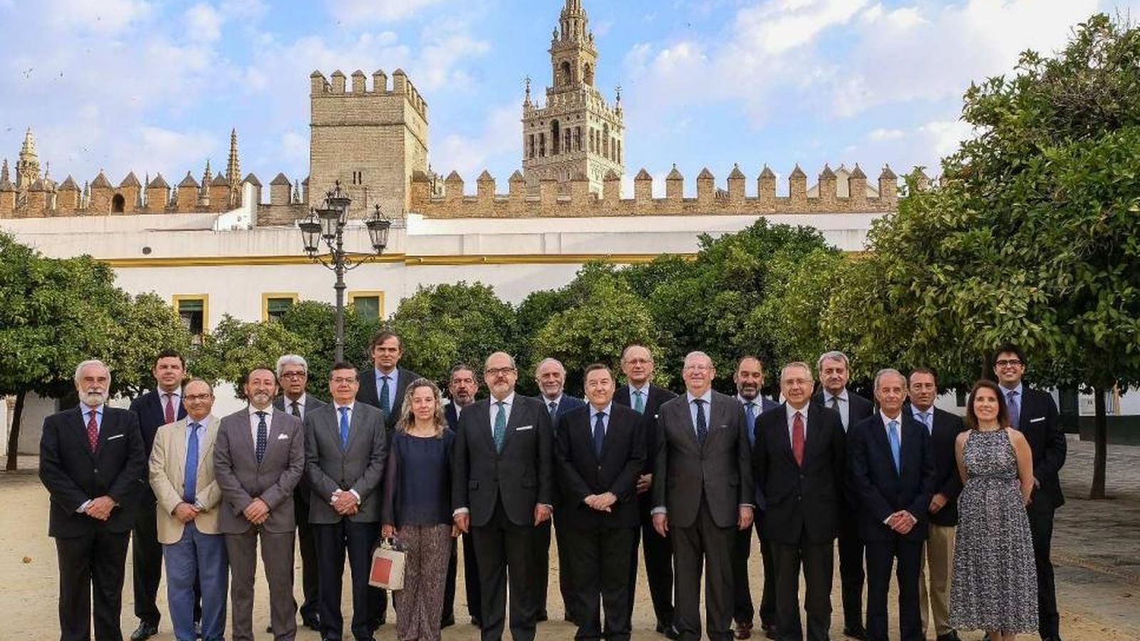 Francisco Vélez y su equipo posando en el Patio de Banderas