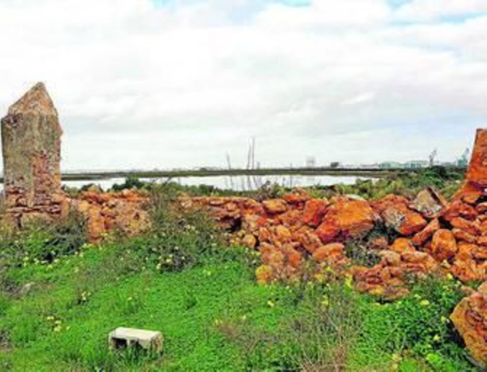 Fotografía tomada esta semana tras la caída del muro del cementerio de los ingleses.