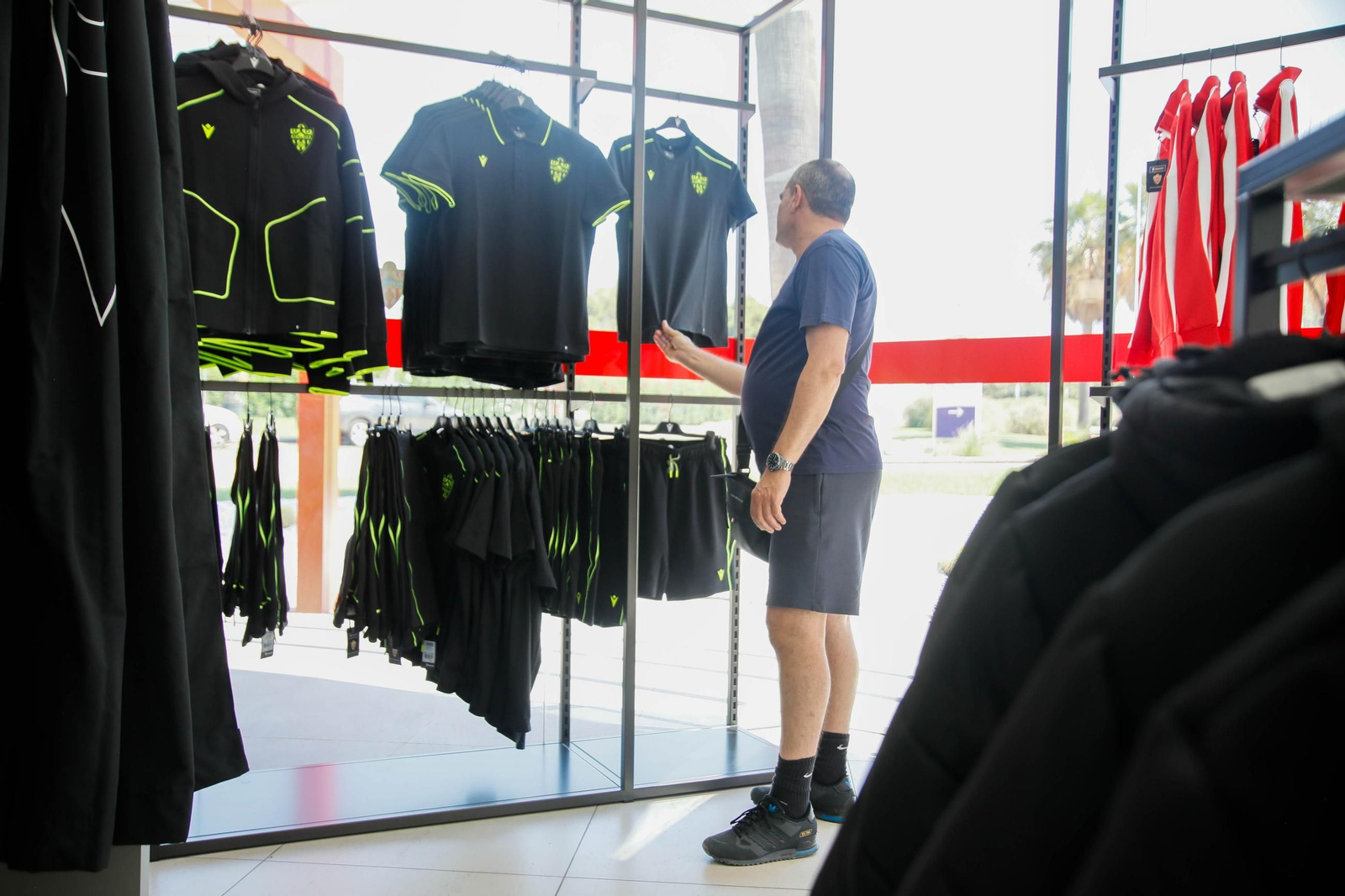 Las imágenes de la campaña de abonos de la UDA y apertura de la tienda del club