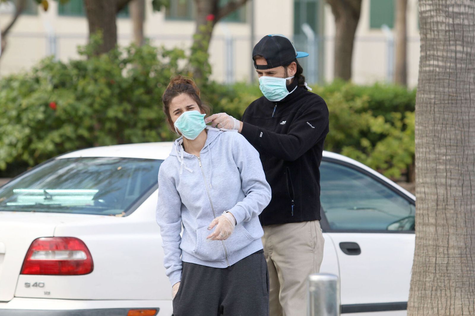 Dos personas se protegen.