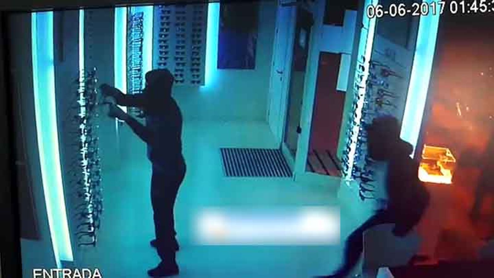 Unos ladrones roban en una óptica y son captados por una cámara de seguridad.