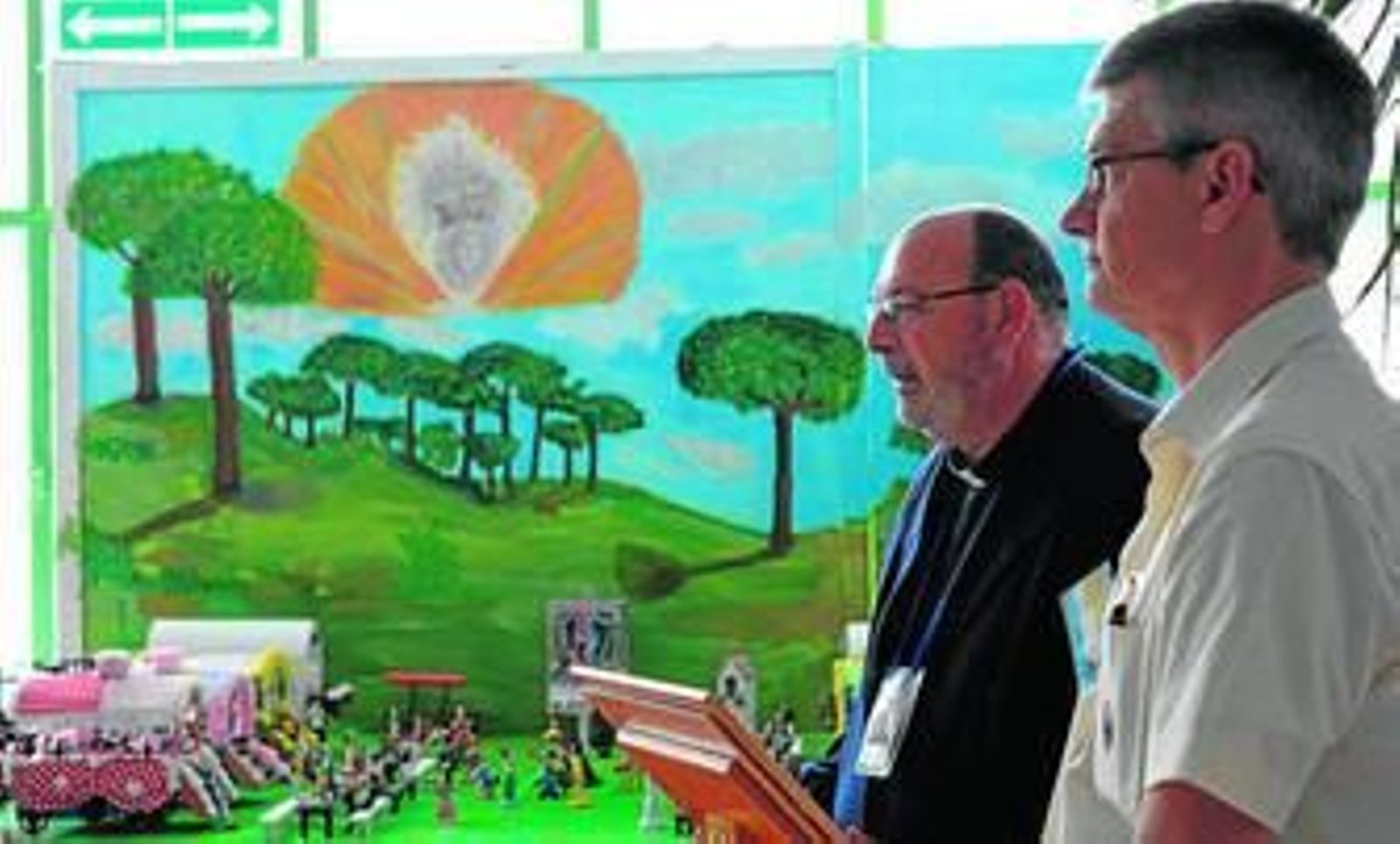 1. El director del centro penitenciario de Huelva, Alejandro Zulueta, y el capellán, Emilio Rodríguez, en la inauguración de la exposición. 2. Zulueta, ante la reproducción de la fachada de la ermita del Rocío. 3. Reproducción del monumento a la Virgen del Rocío. 4. Réplica de la carreta del Simpecado de la asociación rociera de la cárcel. 5. Recreación del sesteo o la suelta.
