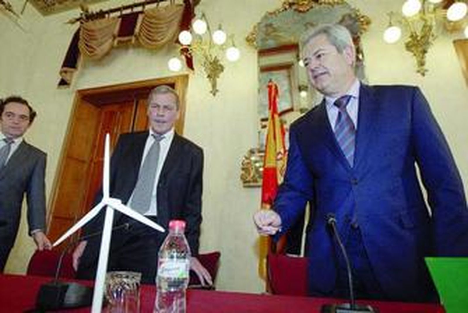 Vallejo, junto a los consejeros de Suzlon presentaron el proyecto de Carboneras.