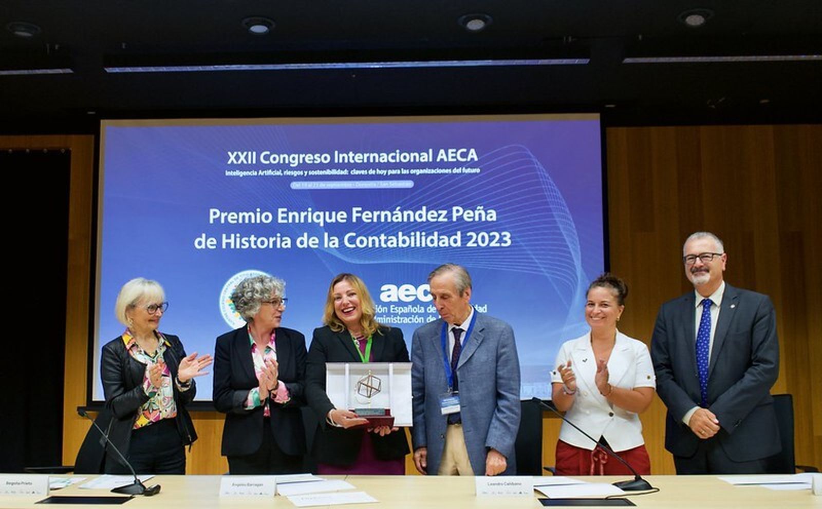 Araceli Casasola, recogiendo el premio en el XXII Congreso Internacional de AECA celebrado en San Sebastián.