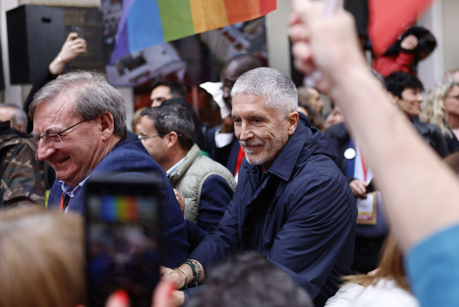 Concentración en Ferraz en apoyo a Sánchez