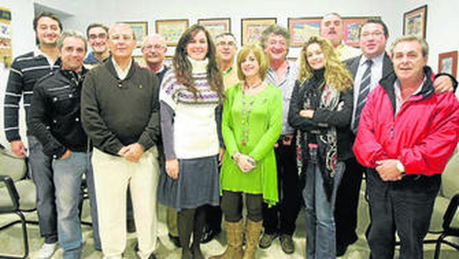 El presidente y el secretario con los vocales del jurado oficial del certamen.