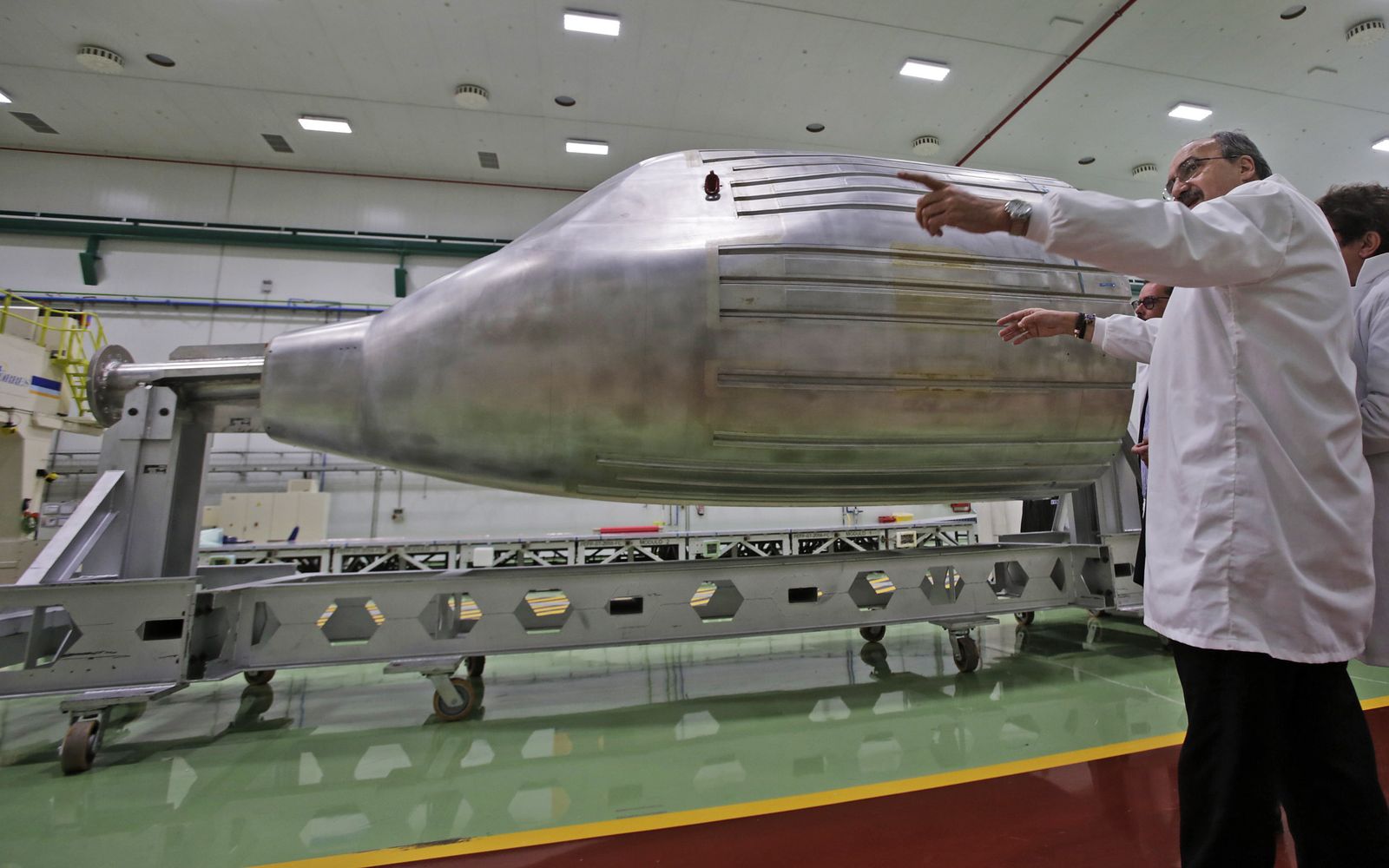El director de la planta, Prudencio Escamilla, junto a uno de los moldes que se utilizan.