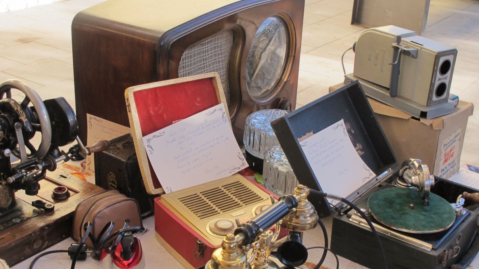 Algunos de los objetos de coleccinista que se pueden encontrar en Villanueva del Trabuco.