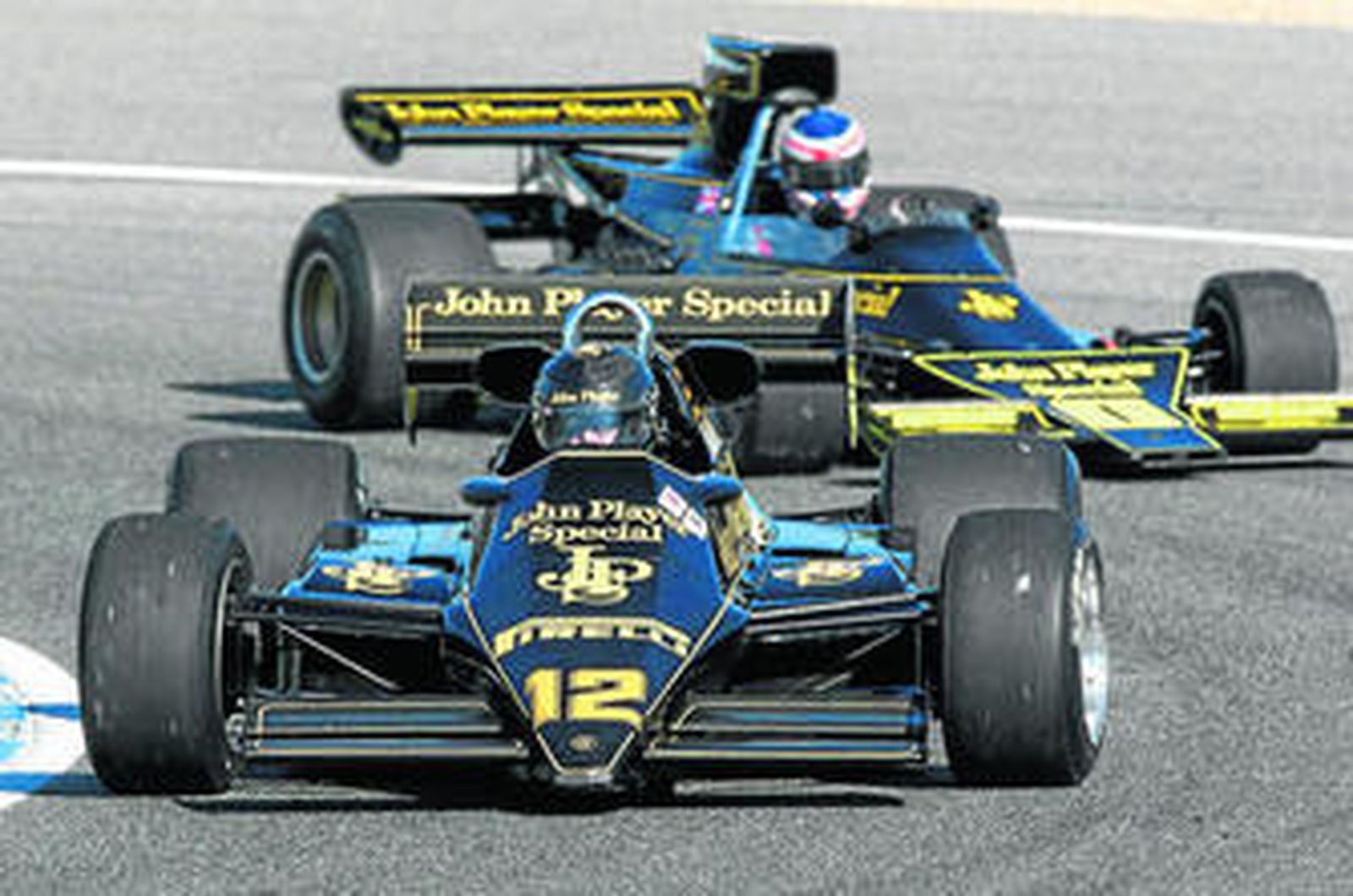 Dos Lotus de Fórmula 1 rodando ayer en el trazado jerezano en una sesión de entrenamientos.