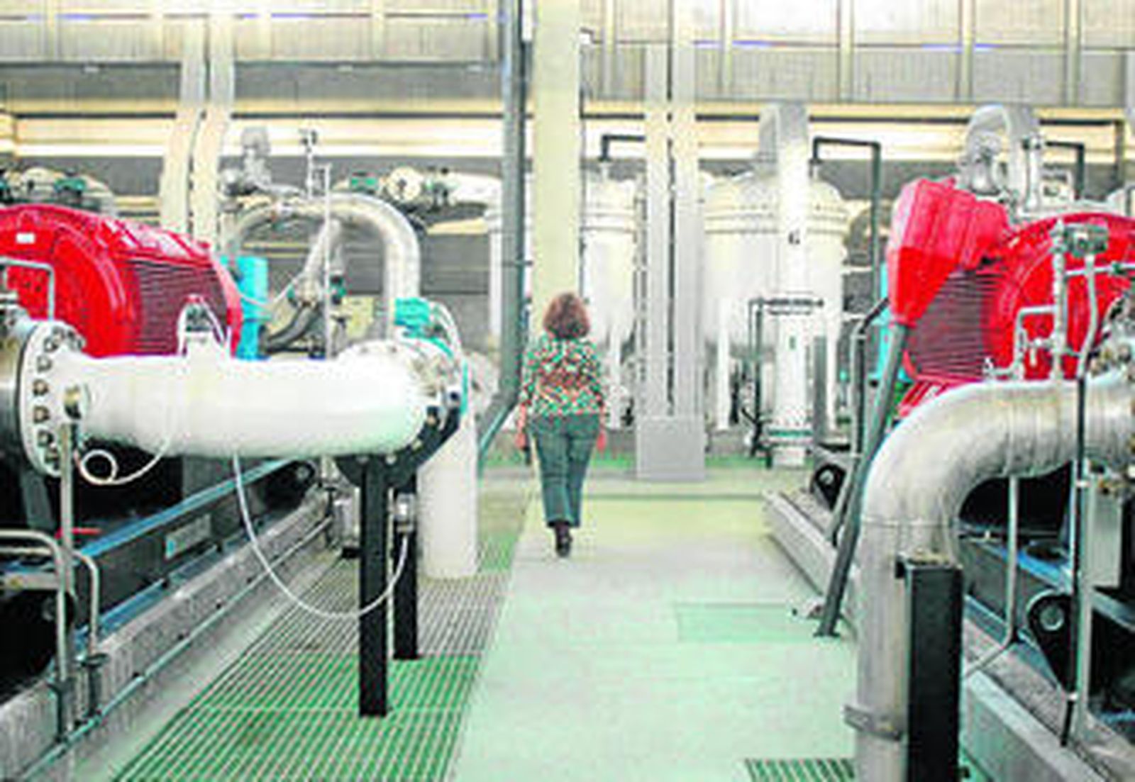 La desaladora de Almería abastece de agua potable en un tercio a la ciudad.