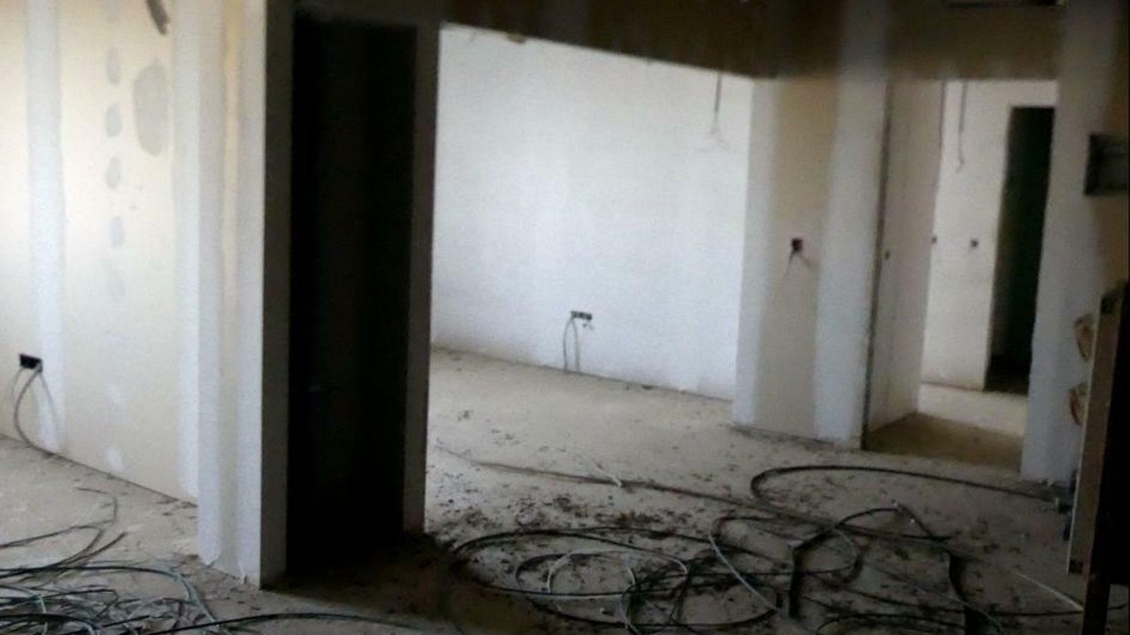 Otra imagen de tubos de goma de los que se ha extraído el cobre