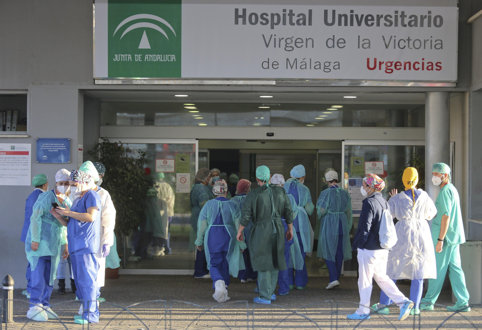 Personal sanitario en el acceso a las Urgencias del Hospital Virgen de la Victoria. Personal sanitario en el acceso a las Urgencias del Hospital Virgen de la Victoria.