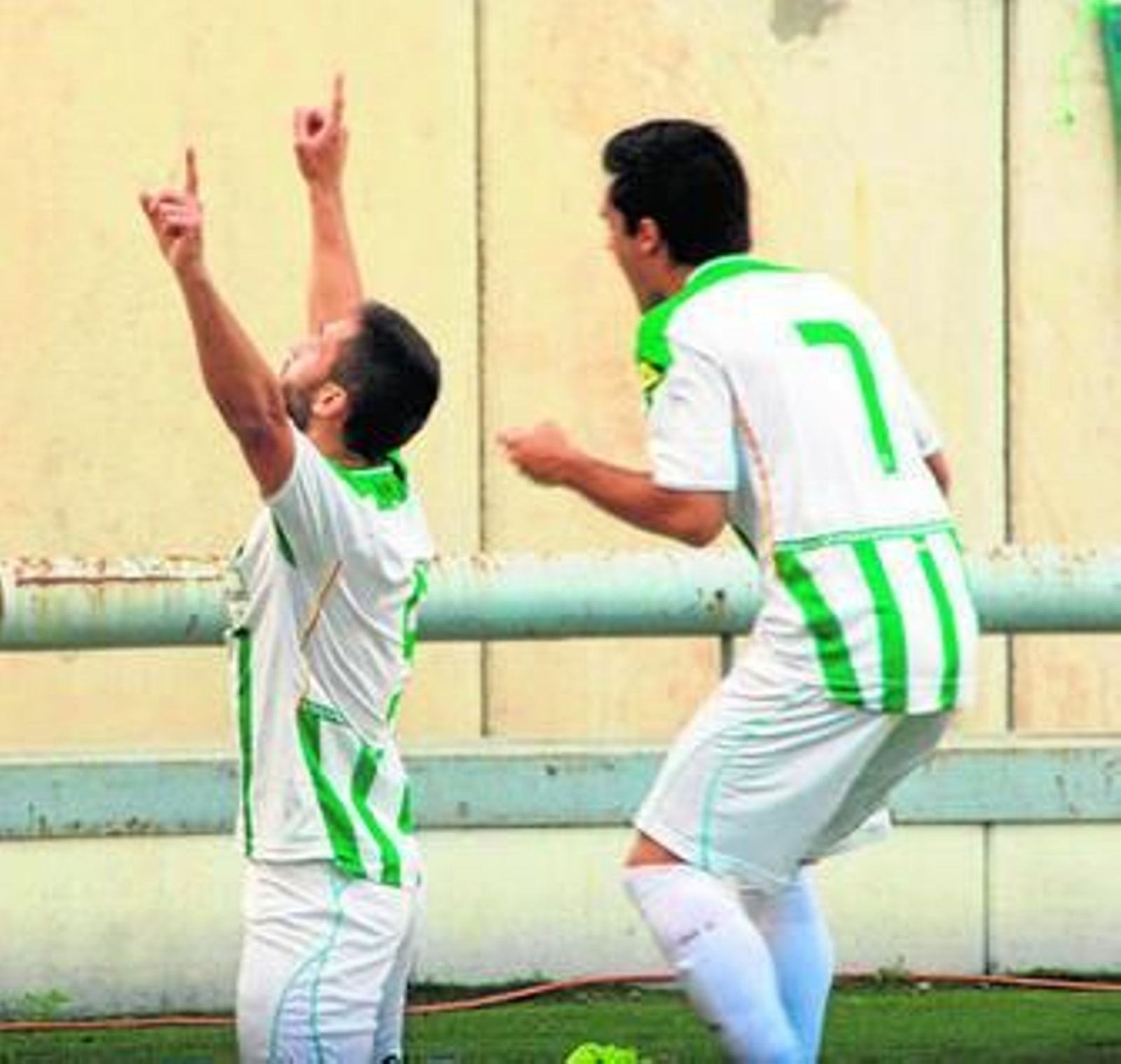 Florin Andone celebra su gol a El Palo junto a Dani Hernández.