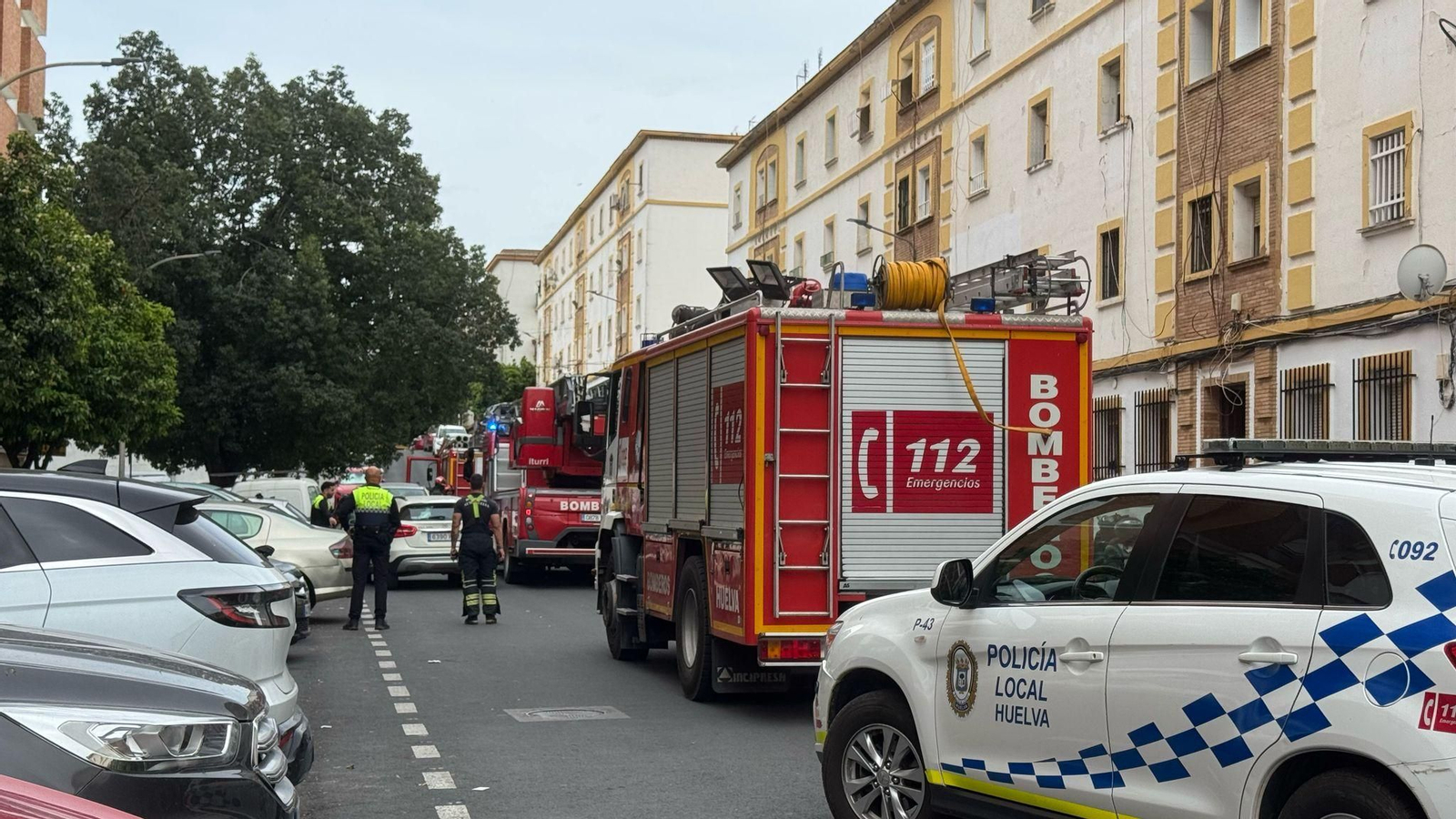 Los bomberos en la calle Rodrigo de Jerez, en Huerta Mena.