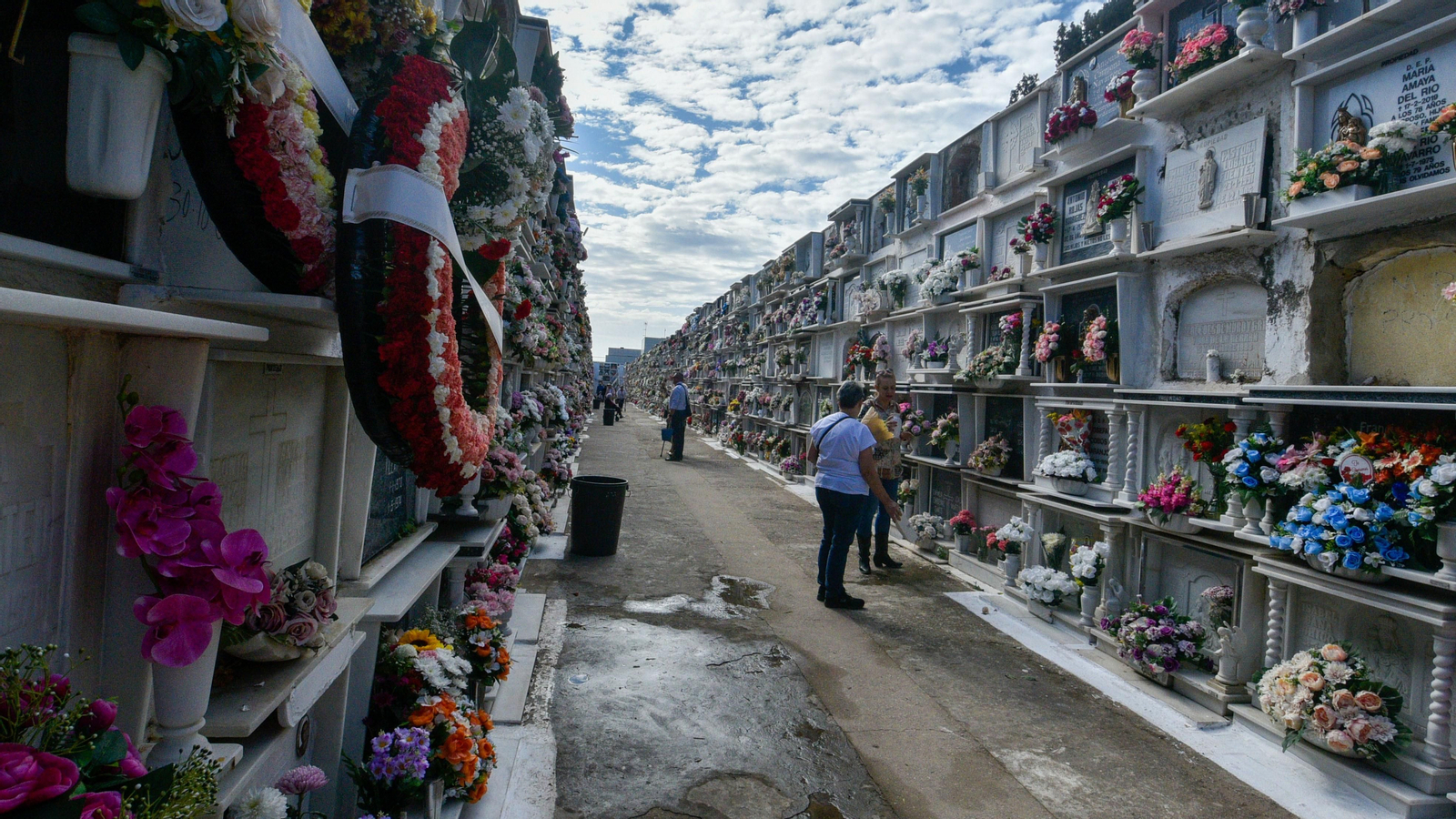 Dia de Todos los Santos en el cementerio de Algeciras