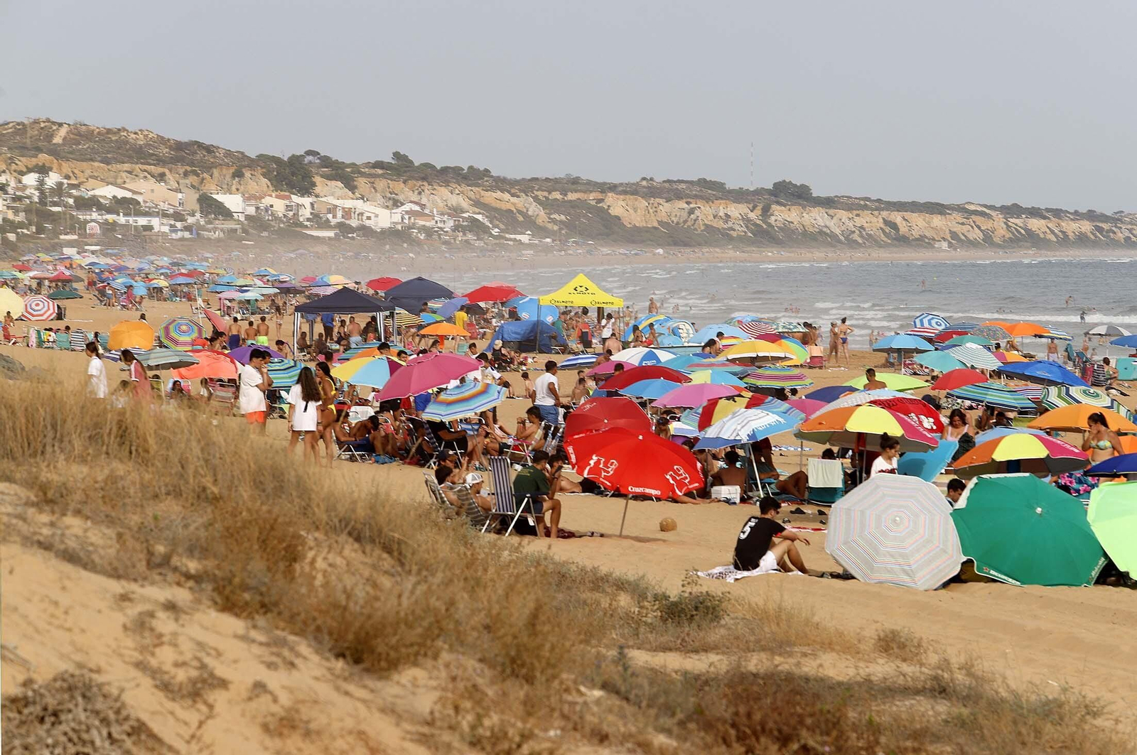 Ambiente en la playa de Mazagón en la tarde del martes, en imágenes