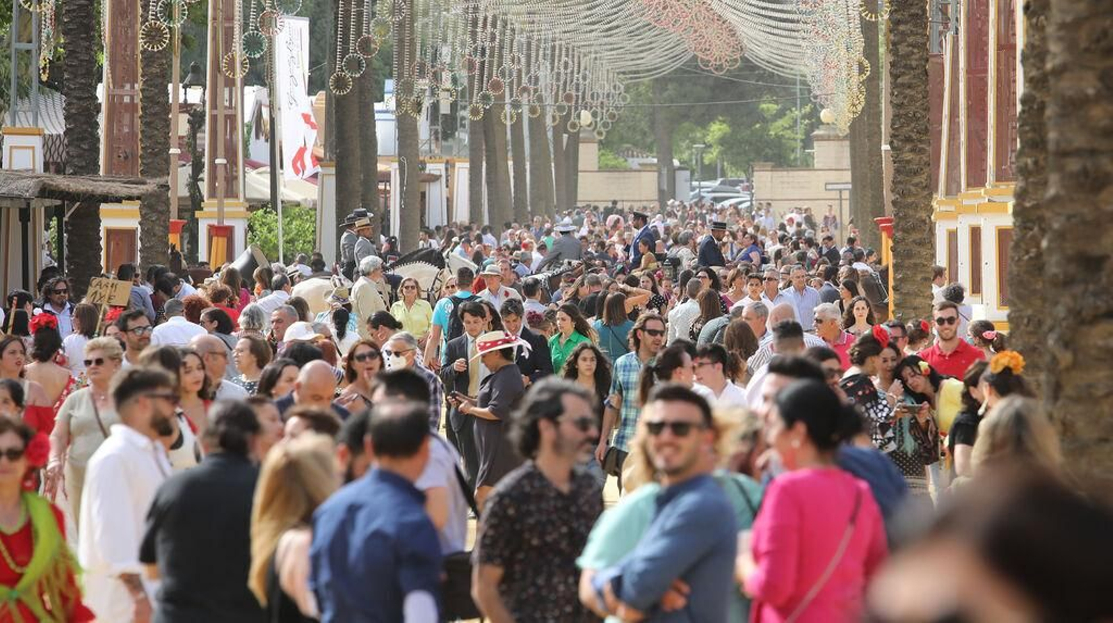 Una de las calles del González Hontoria  durante la Feria del Caballo
