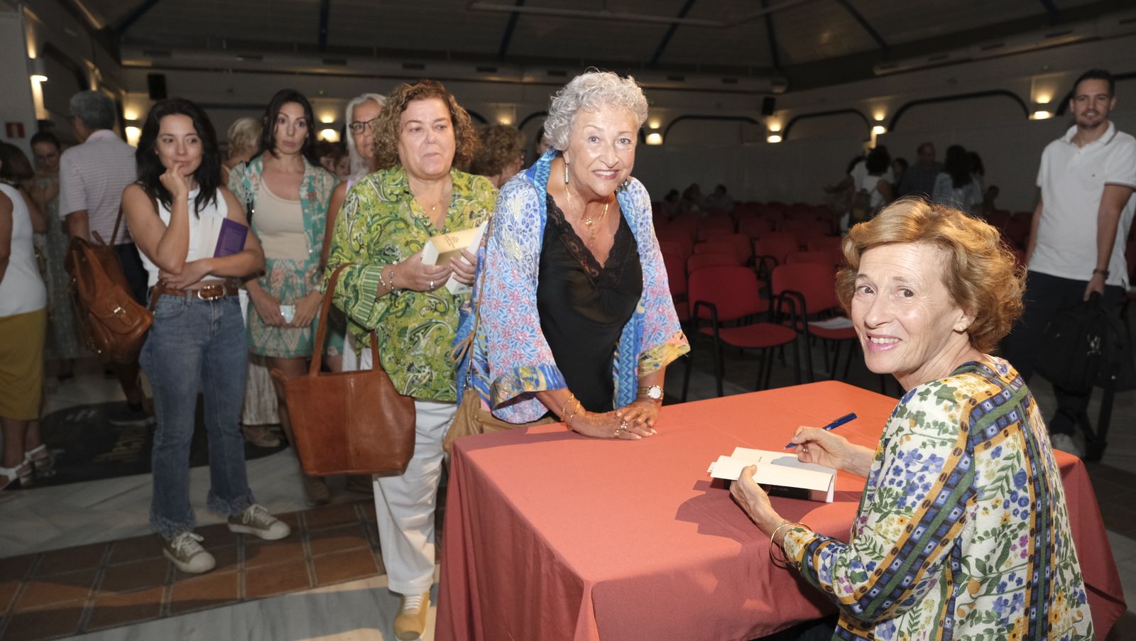 Imágenes de Diario de los Libros en Mojácar, con la escritora Julia Navarro