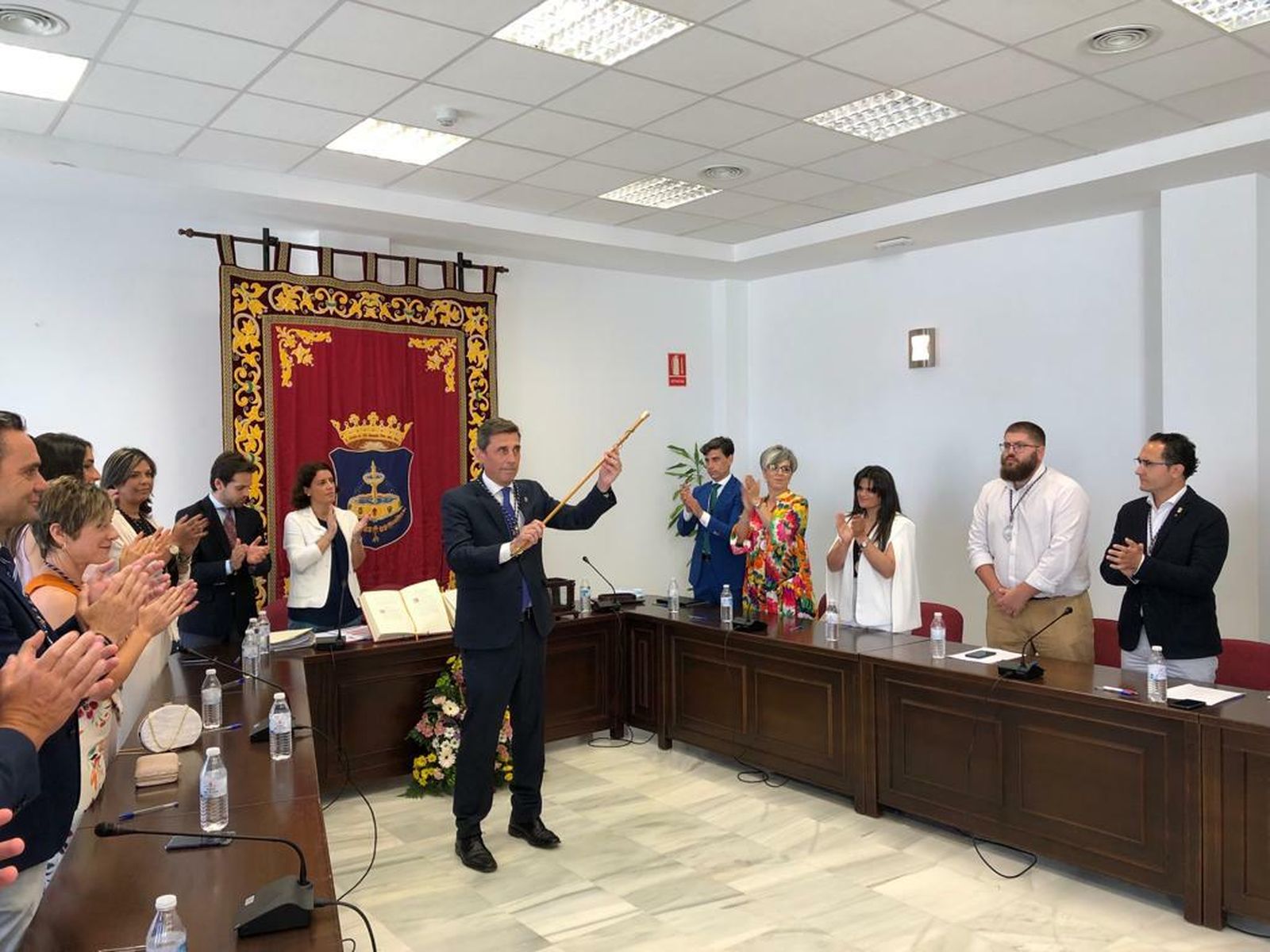 José Leocadio Ortega (PP), tras ser elegido de nuevo alcalde de Pilas, este sábado.