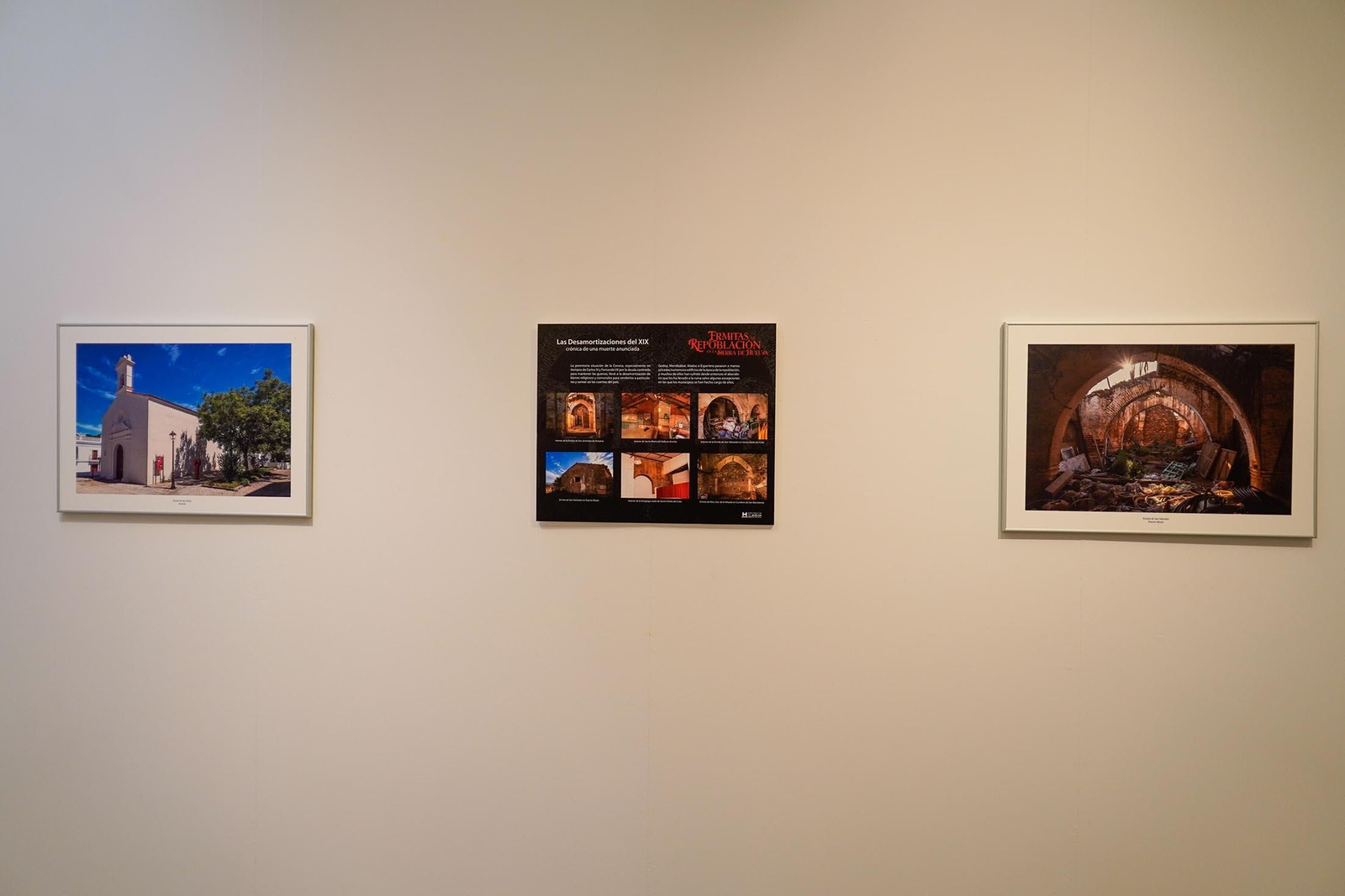 Imágenes de la inauguración de la exposición 'Ermitas de repoblación en la Sierra de Huelva' por La diputada de Cultura, Gracia Baquero, y el autor de la exposición, Jorge Garrido.